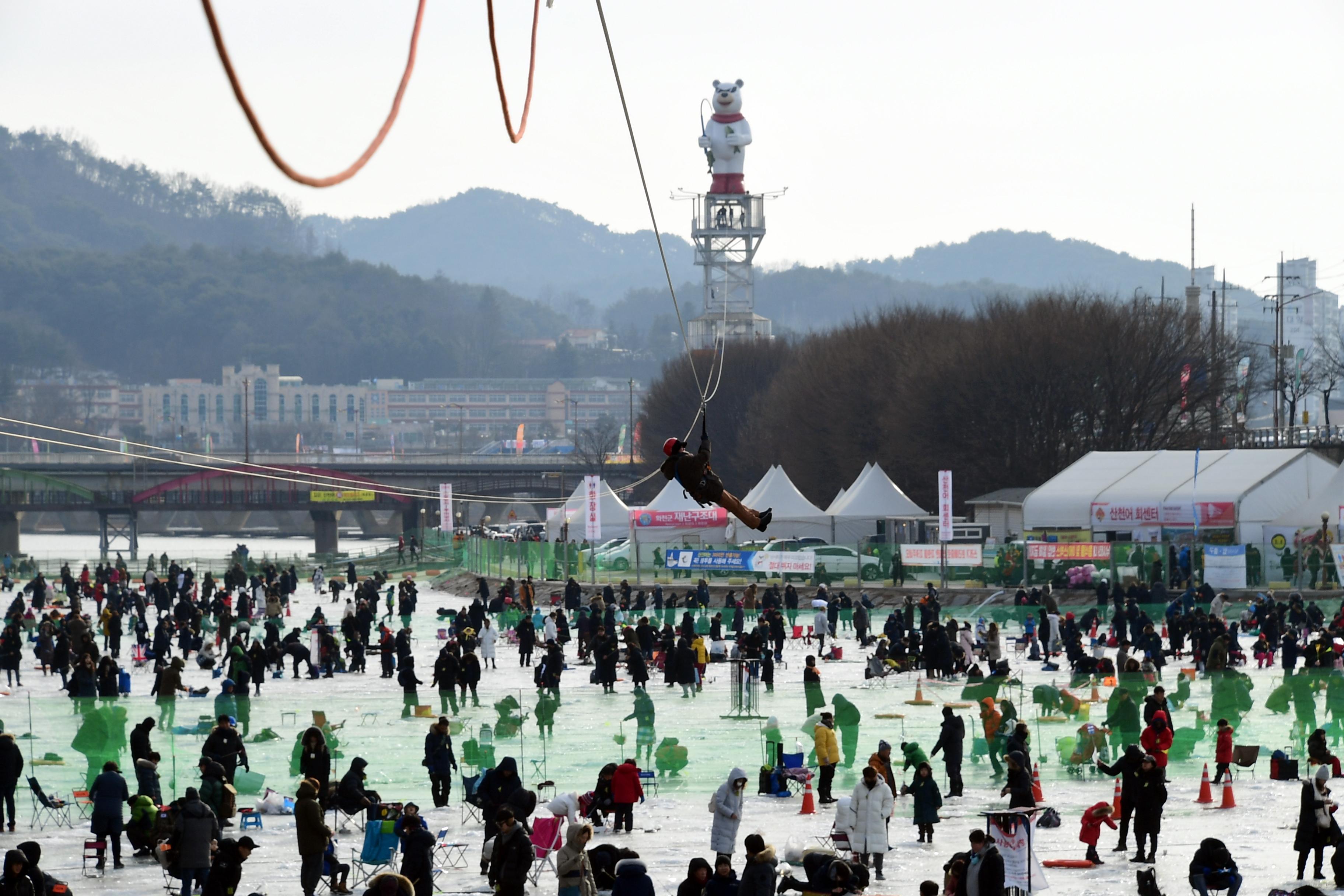 2019 화천산천어축제장 하늘가르기 전경 의 사진