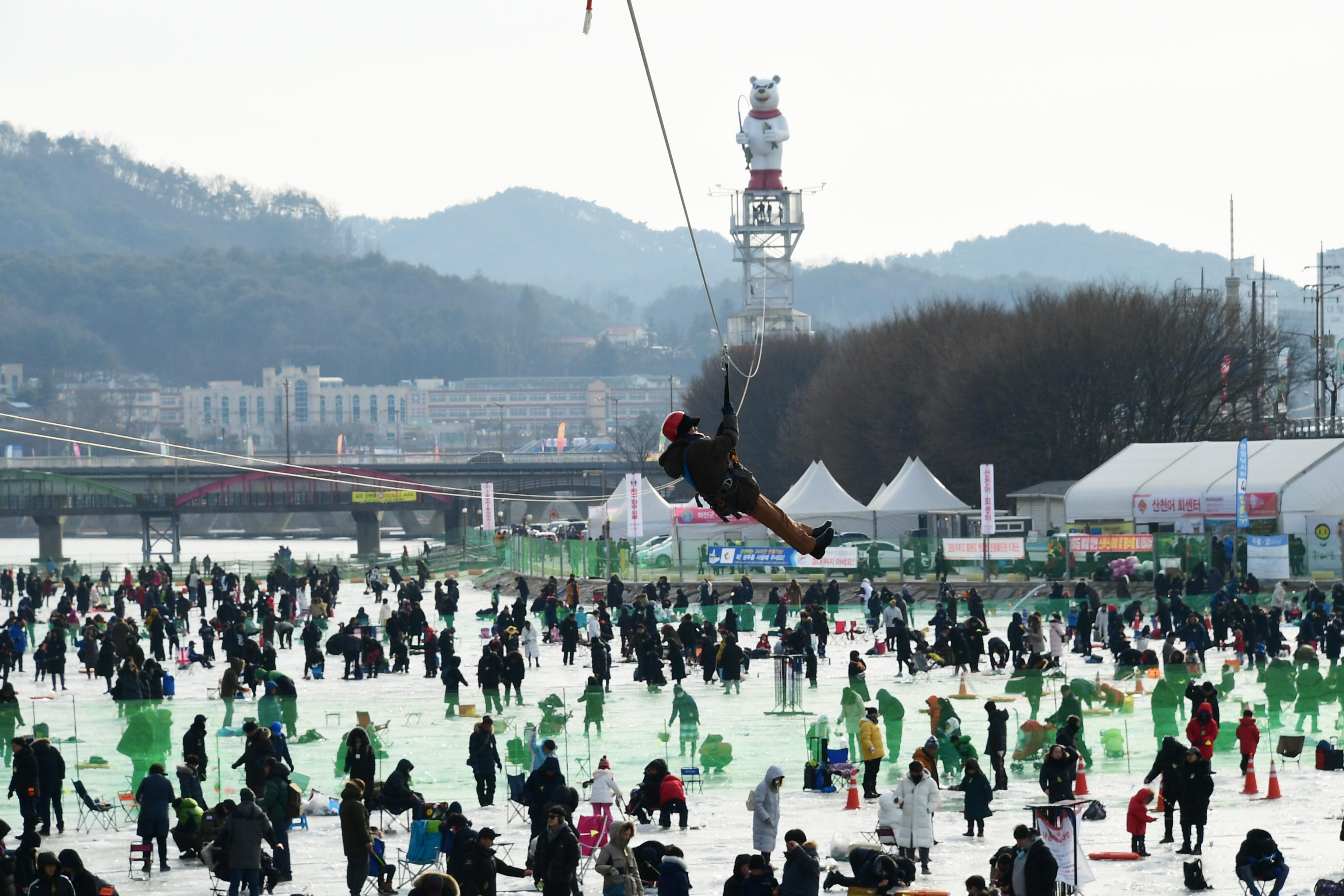 2019 화천산천어축제장 하늘가르기 전경 의 사진