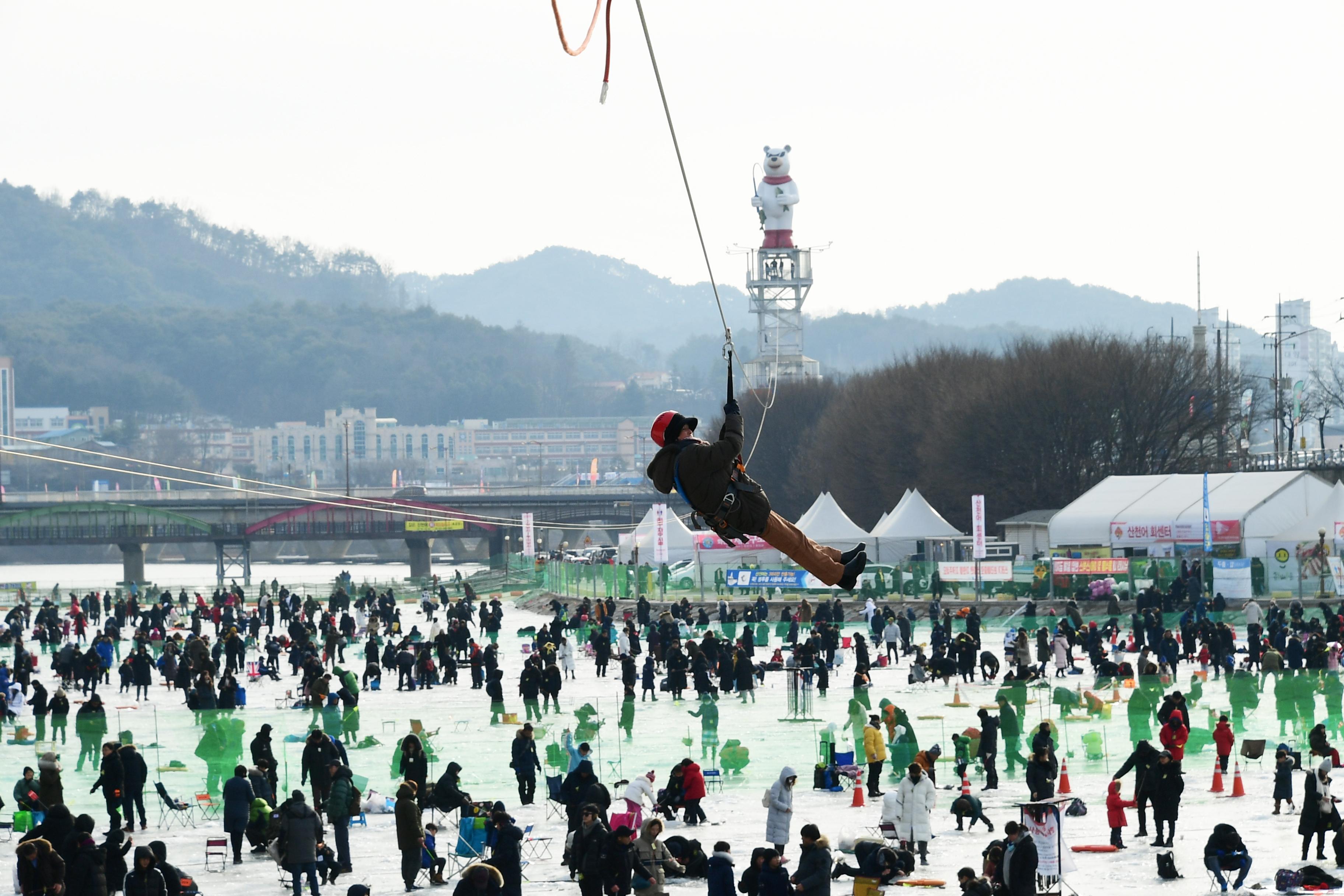 2019 화천산천어축제장 하늘가르기 전경 의 사진