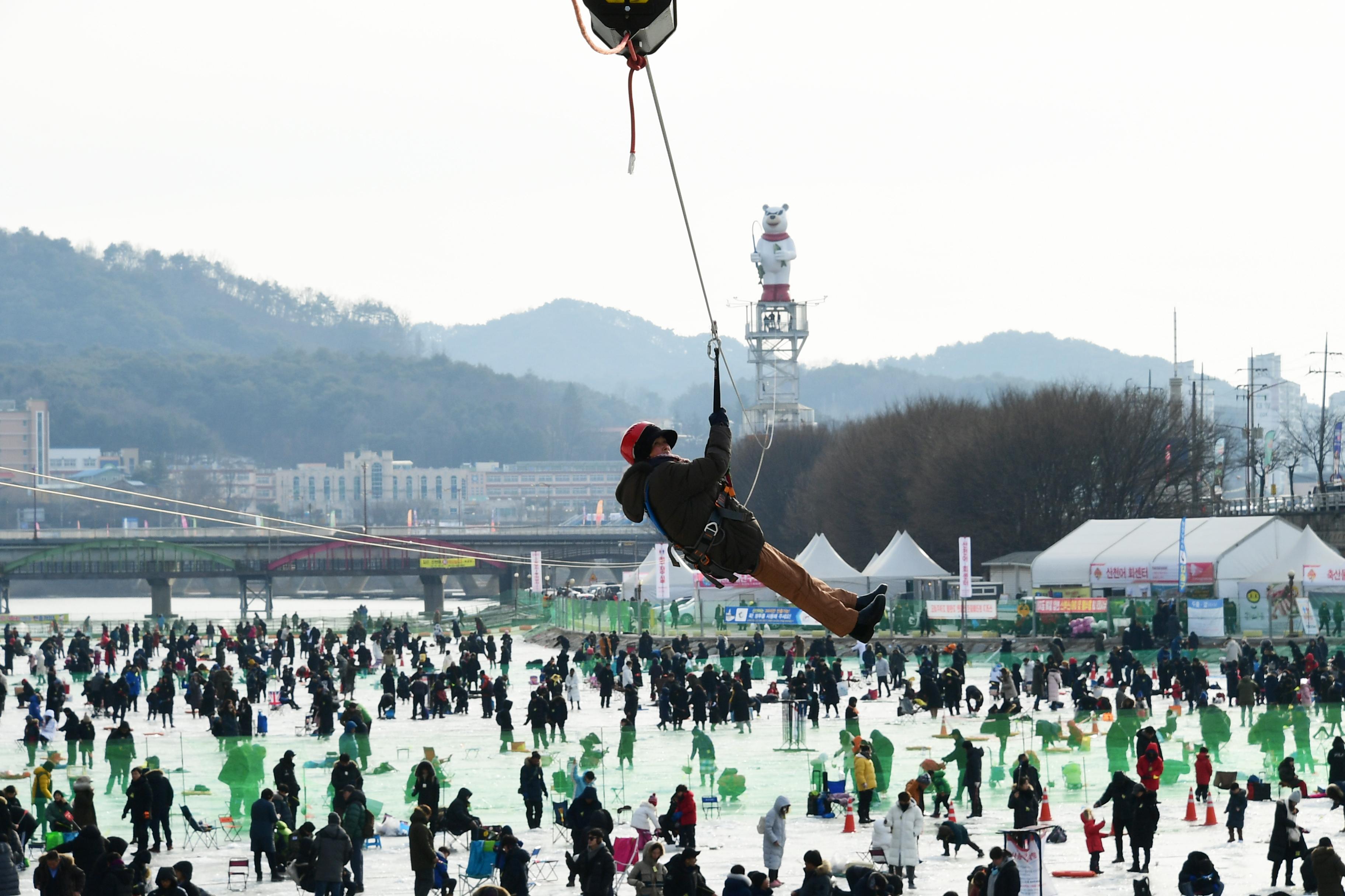 2019 화천산천어축제장 하늘가르기 전경 의 사진