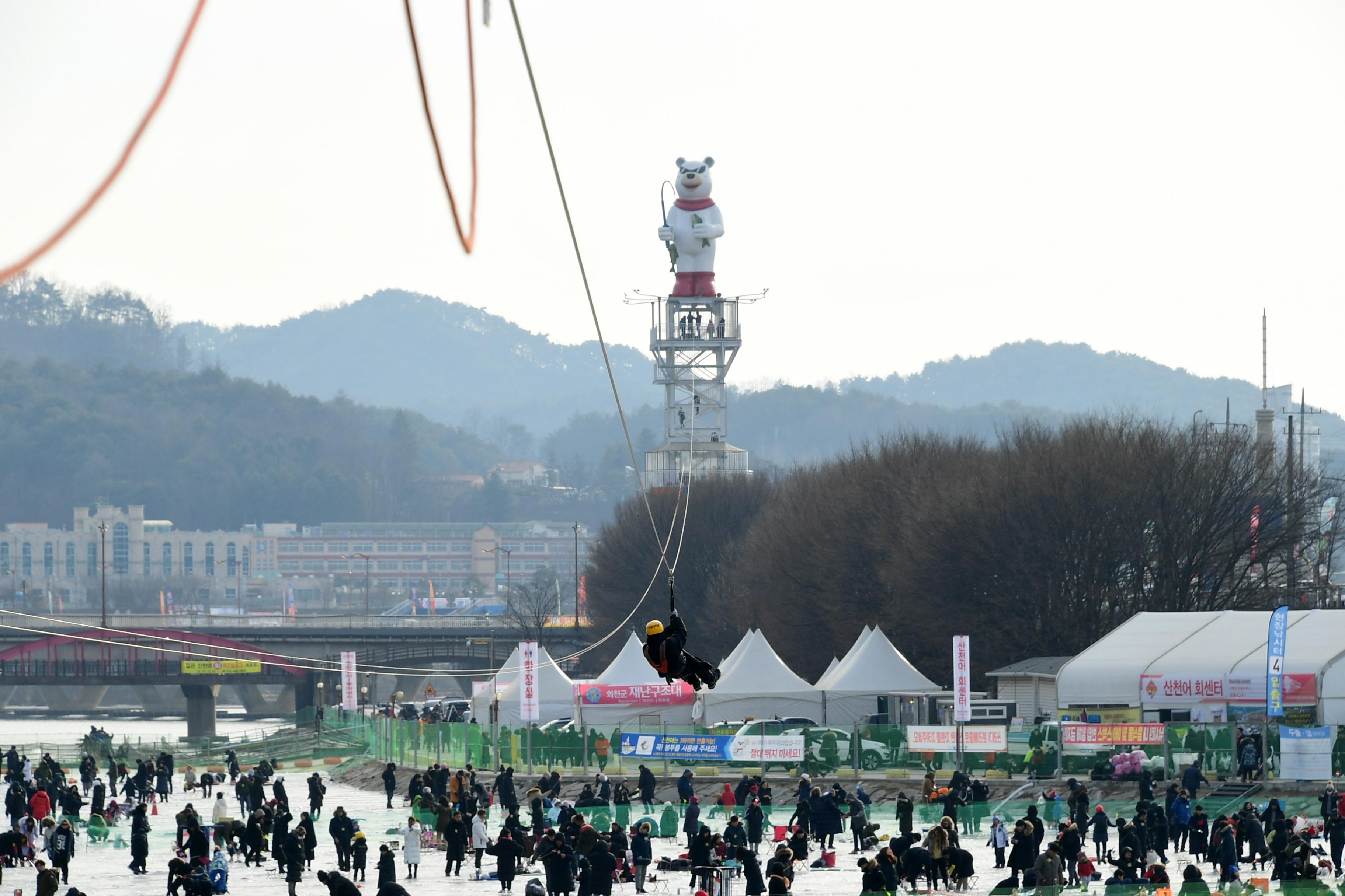 2019 화천산천어축제장 하늘가르기 전경 의 사진