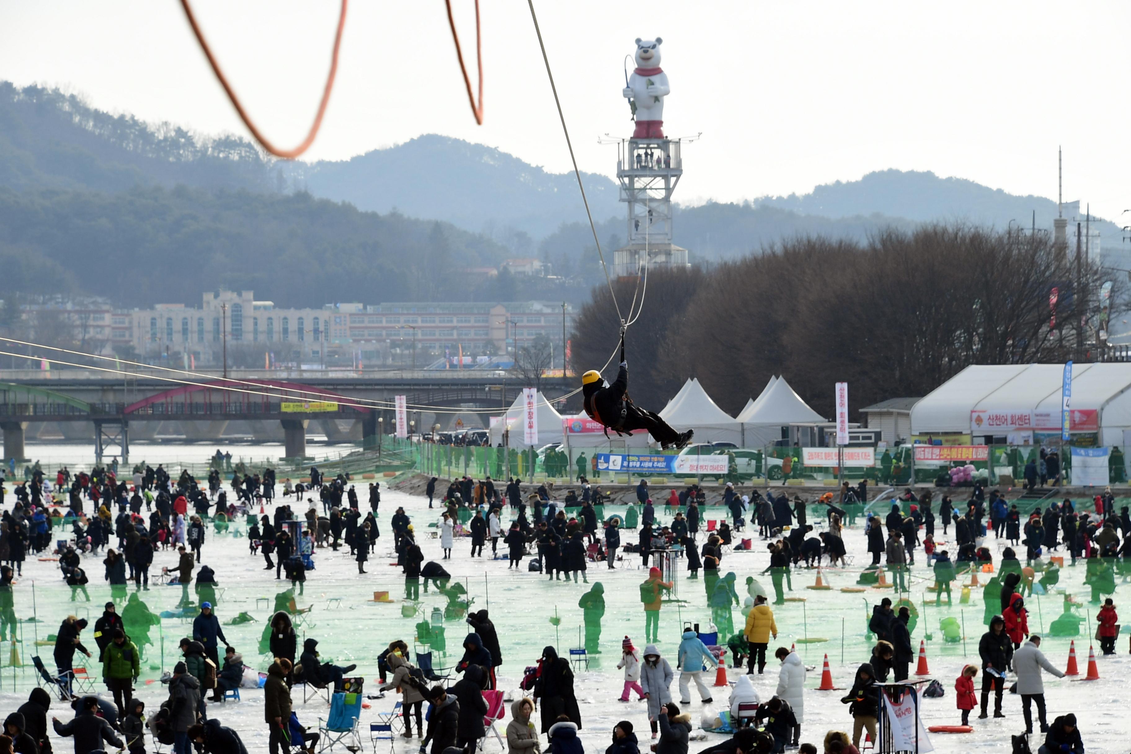 2019 화천산천어축제장 하늘가르기 전경 의 사진