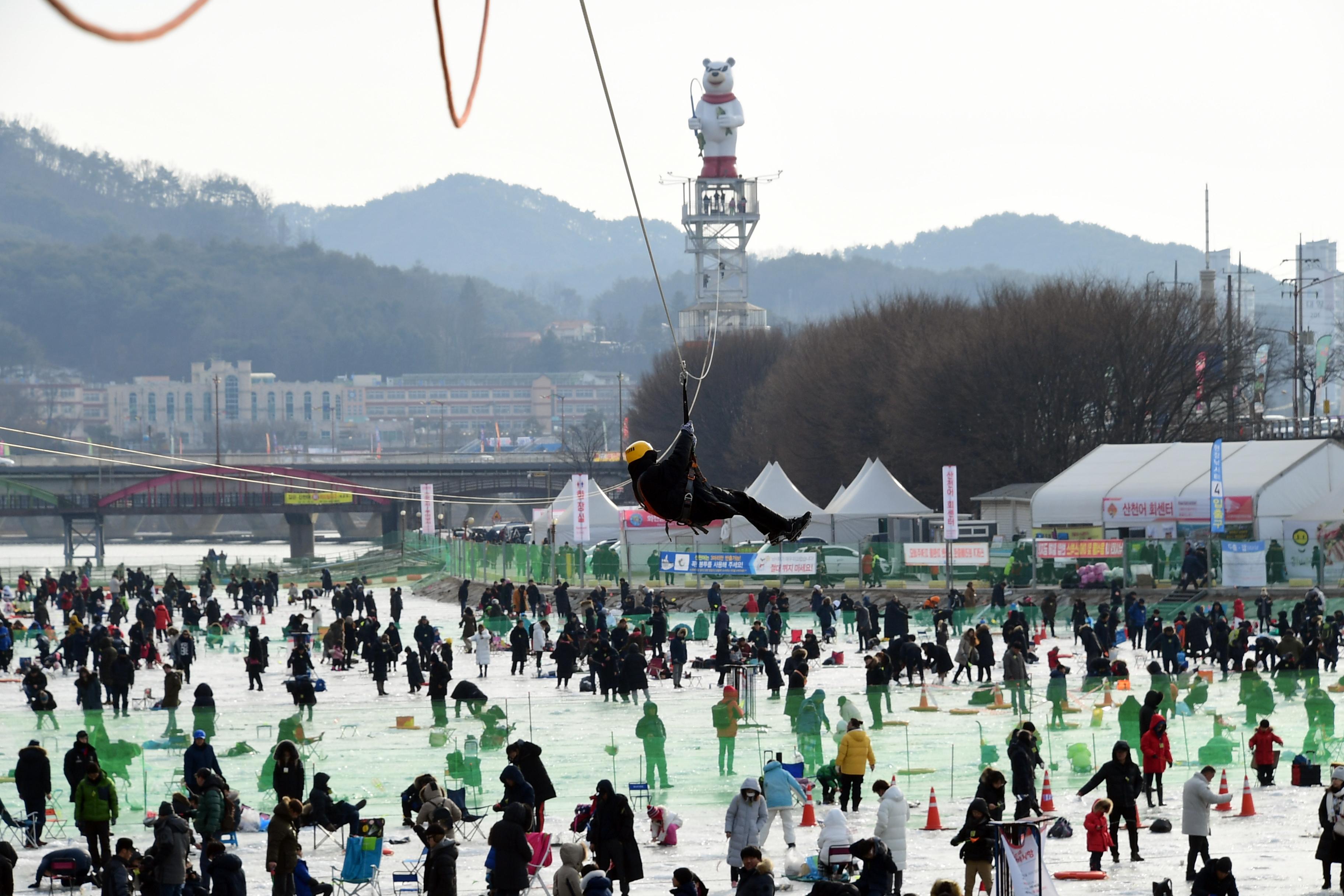 2019 화천산천어축제장 하늘가르기 전경 의 사진