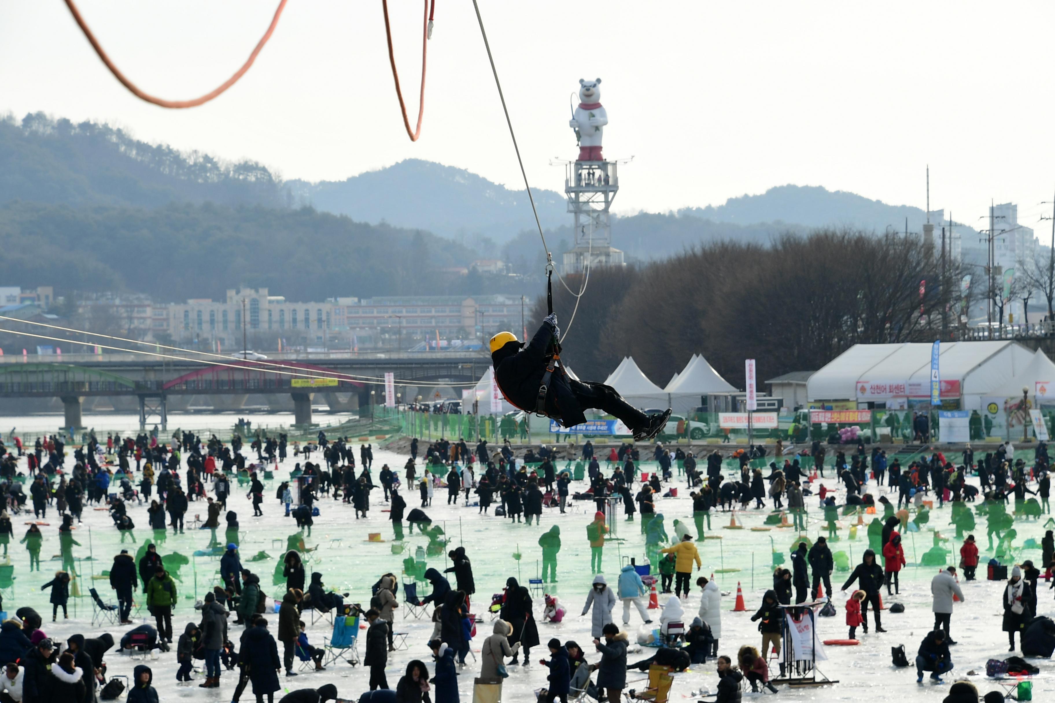 2019 화천산천어축제장 하늘가르기 전경 의 사진