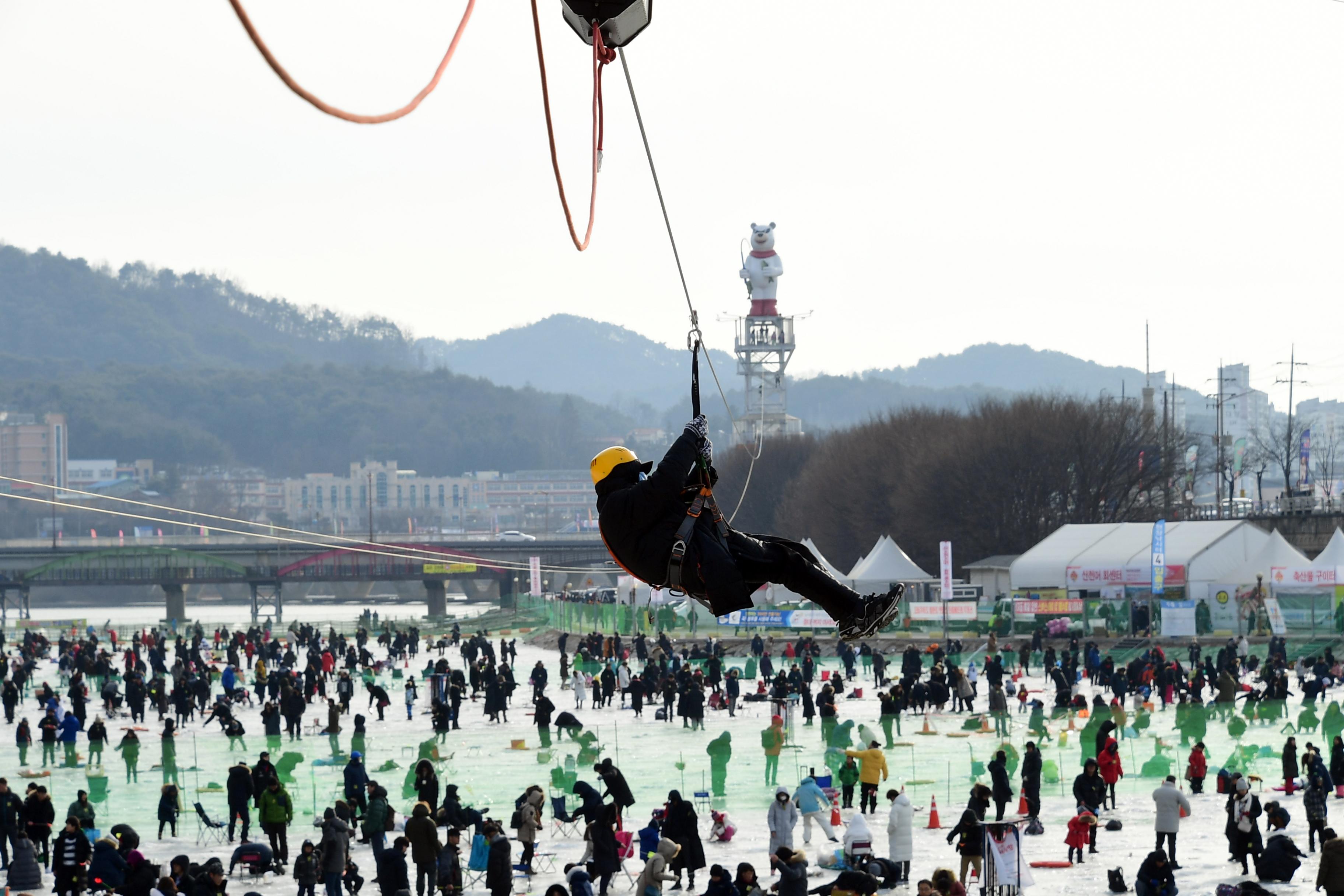 2019 화천산천어축제장 하늘가르기 전경 의 사진