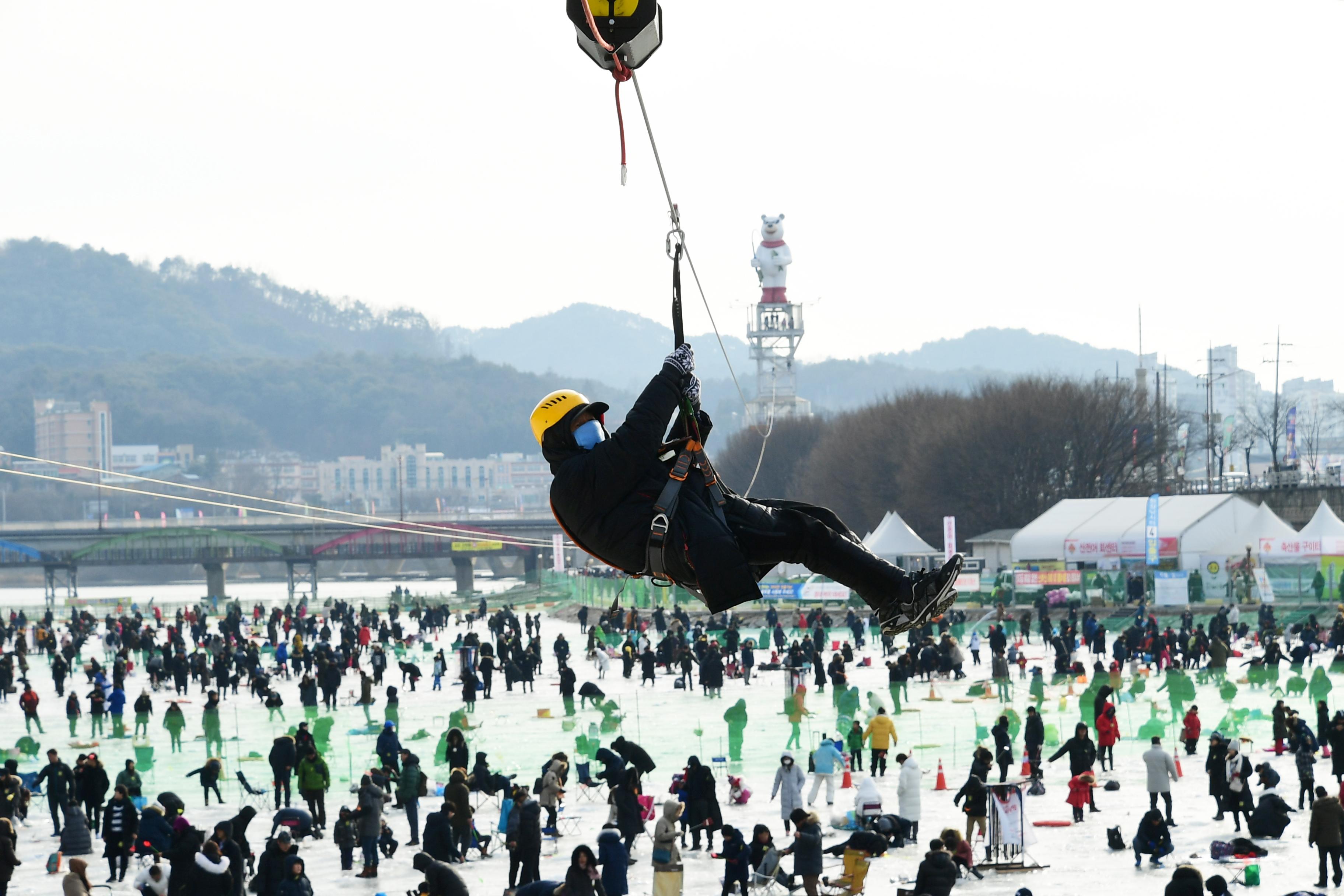 2019 화천산천어축제장 하늘가르기 전경 의 사진