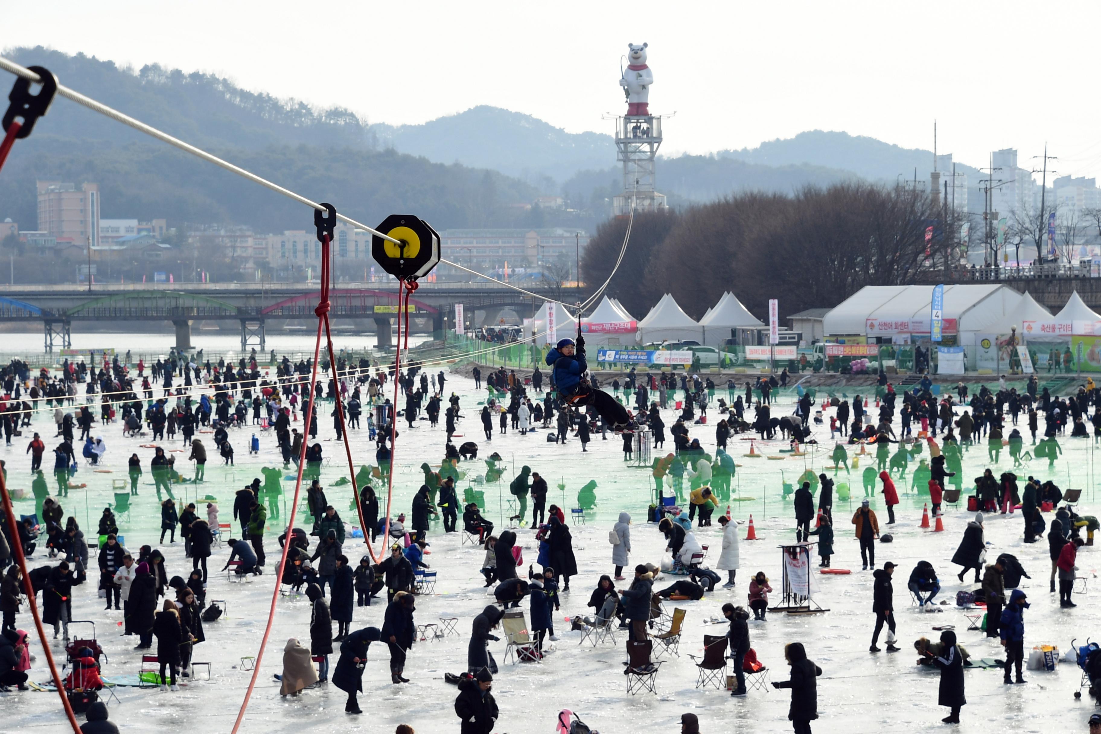2019 화천산천어축제장 하늘가르기 전경 의 사진