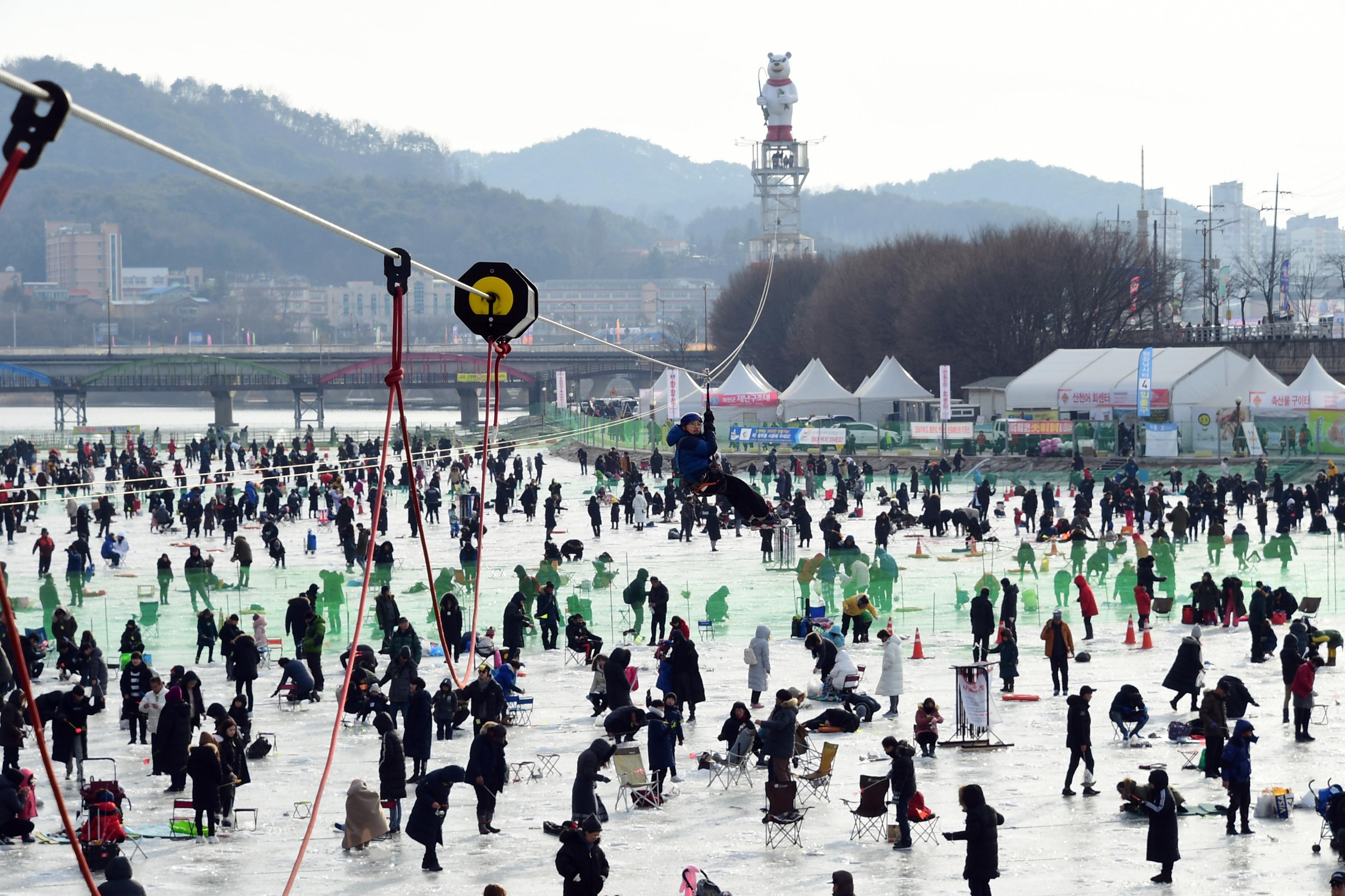 2019 화천산천어축제장 하늘가르기 전경 의 사진