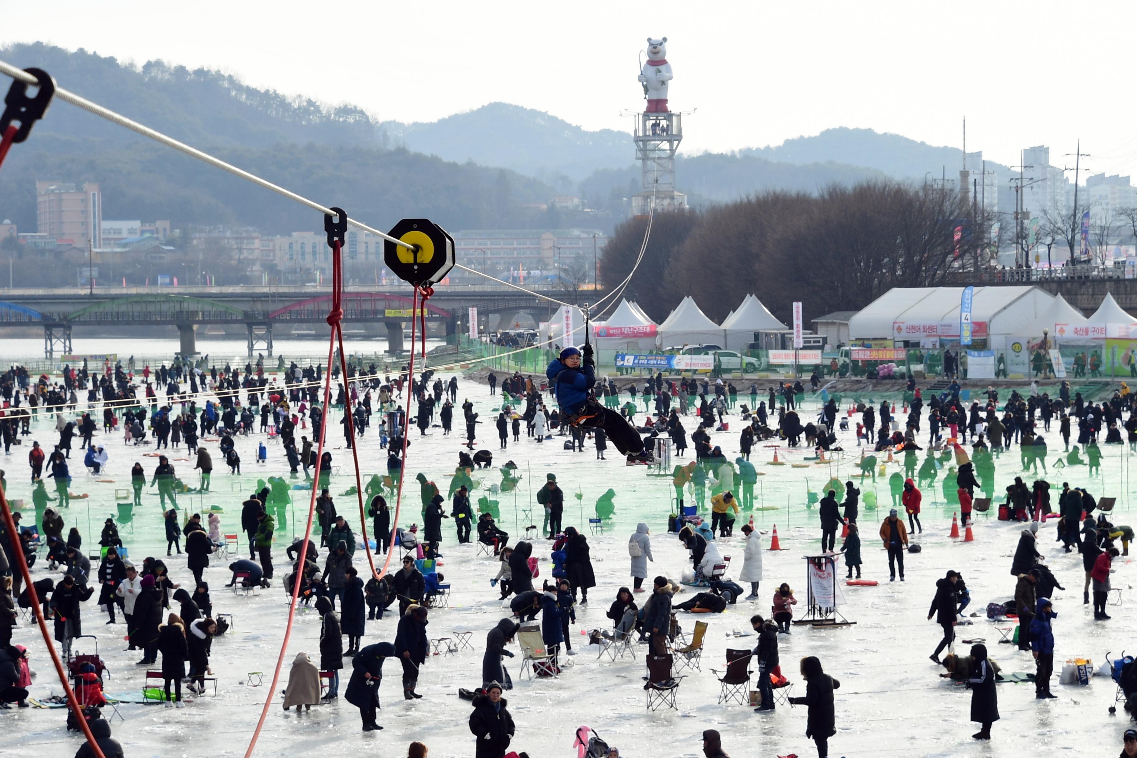 2019 화천산천어축제장 하늘가르기 전경 의 사진