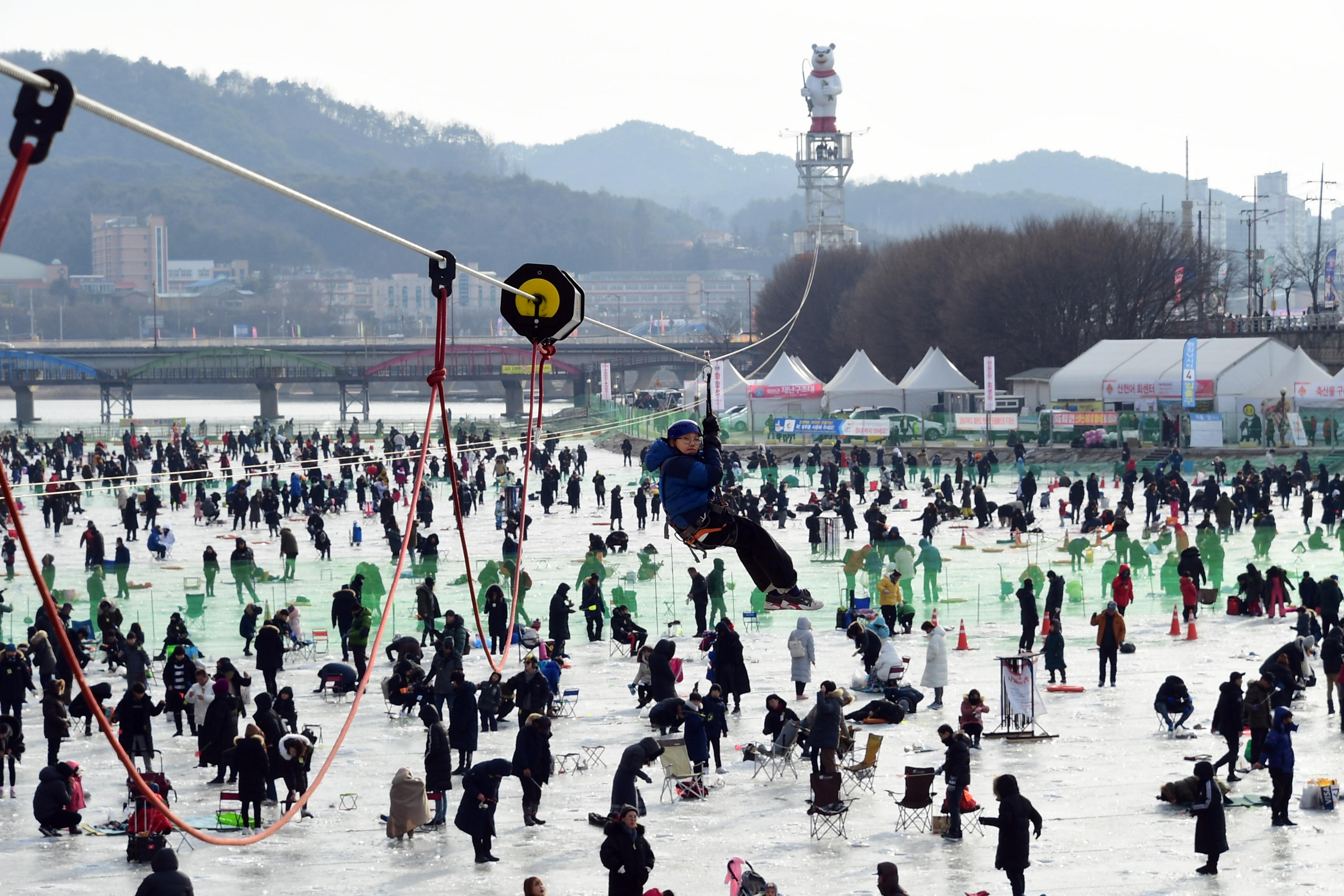 2019 화천산천어축제장 하늘가르기 전경 의 사진