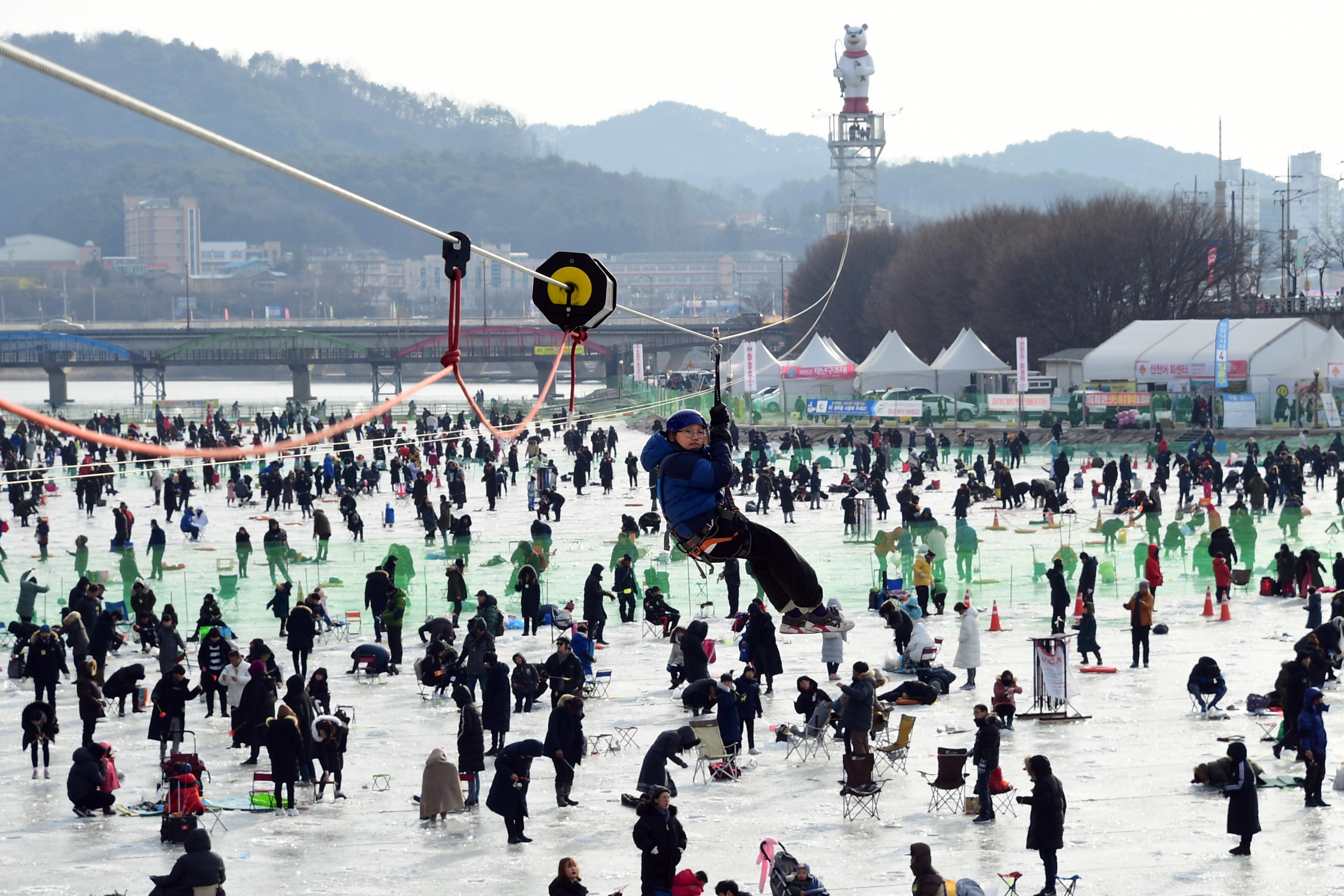 2019 화천산천어축제장 하늘가르기 전경 의 사진