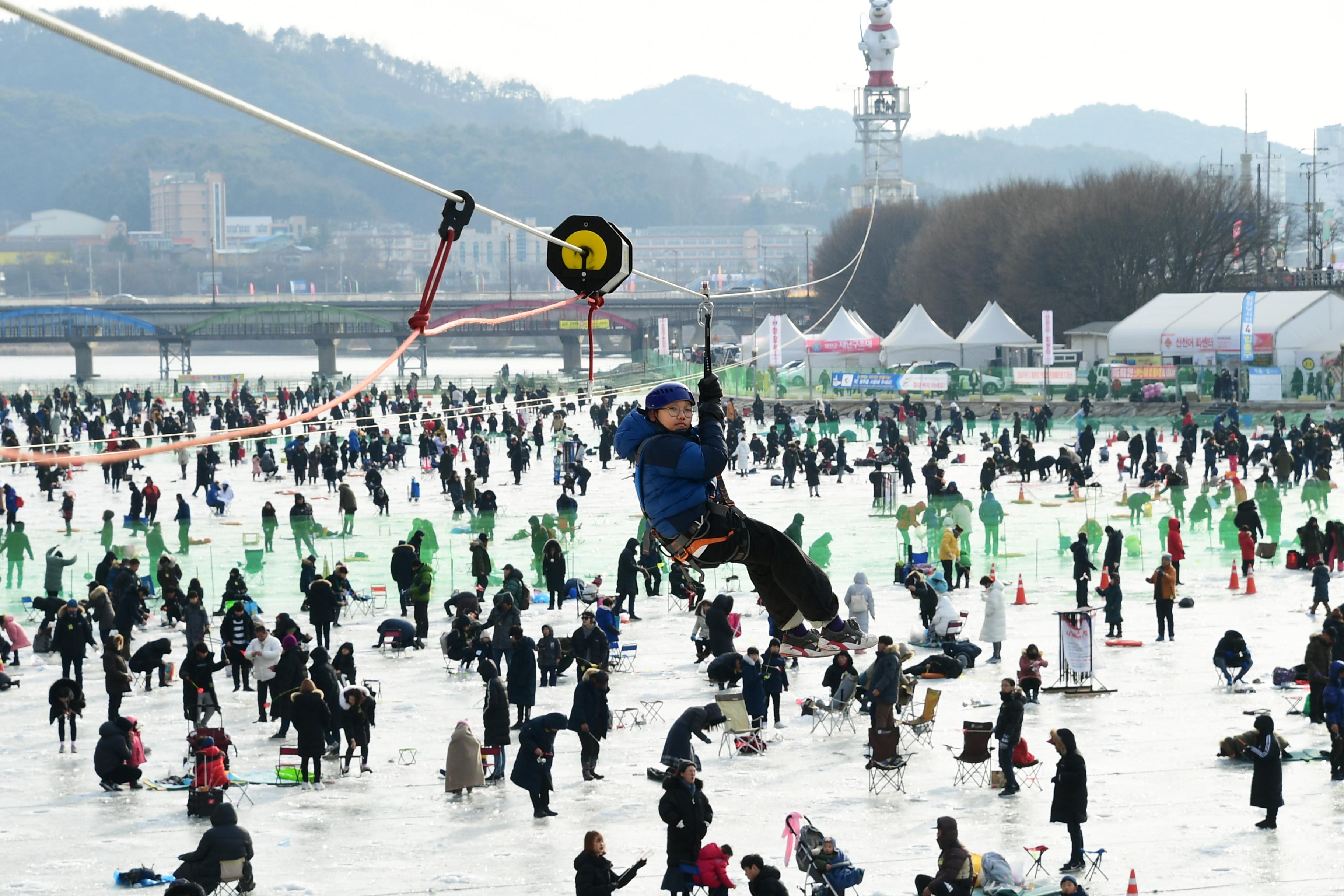 2019 화천산천어축제장 하늘가르기 전경 의 사진