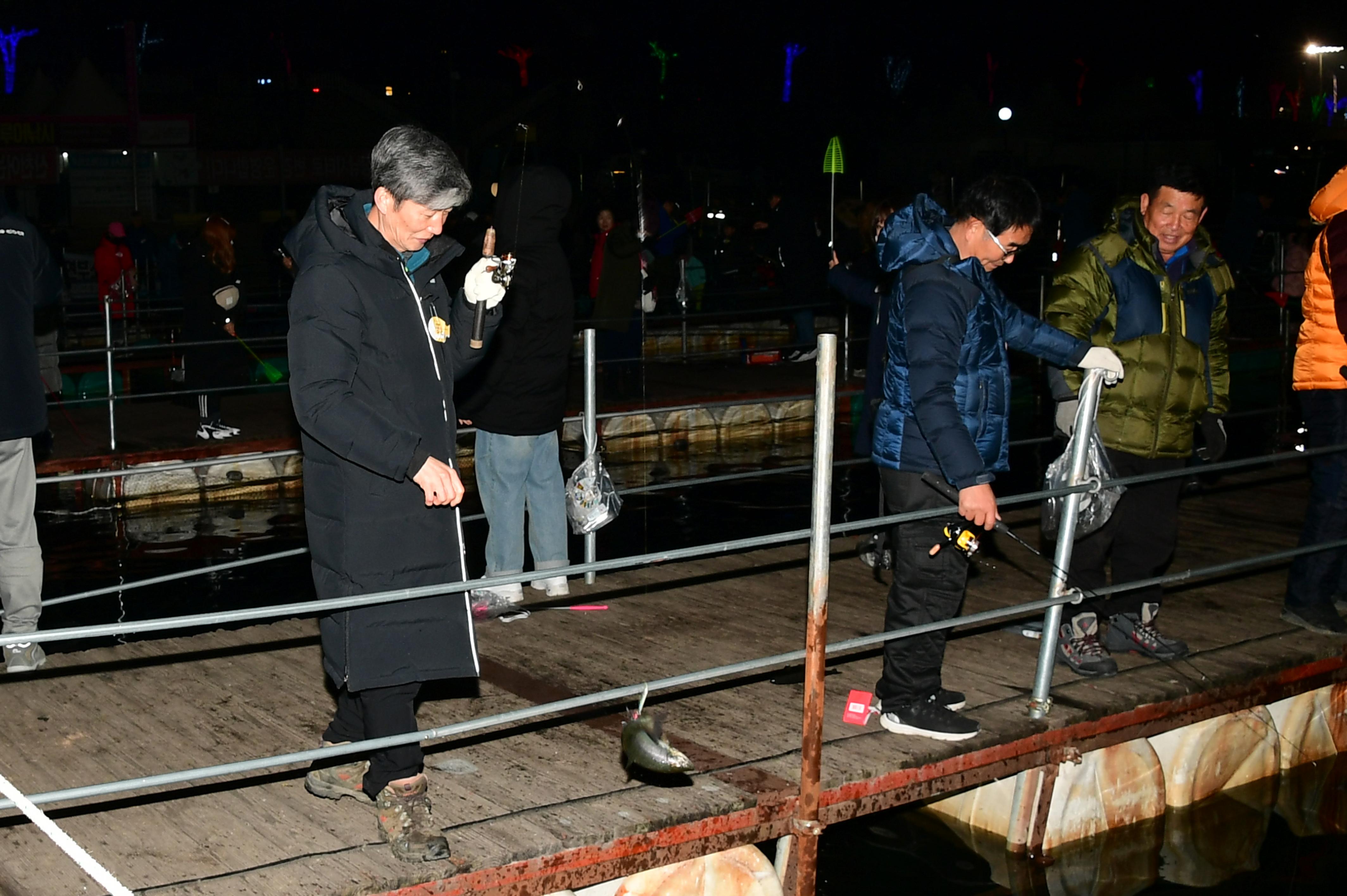 2020 화천산천어축제 산천어 수상낚시터 전경 의 사진