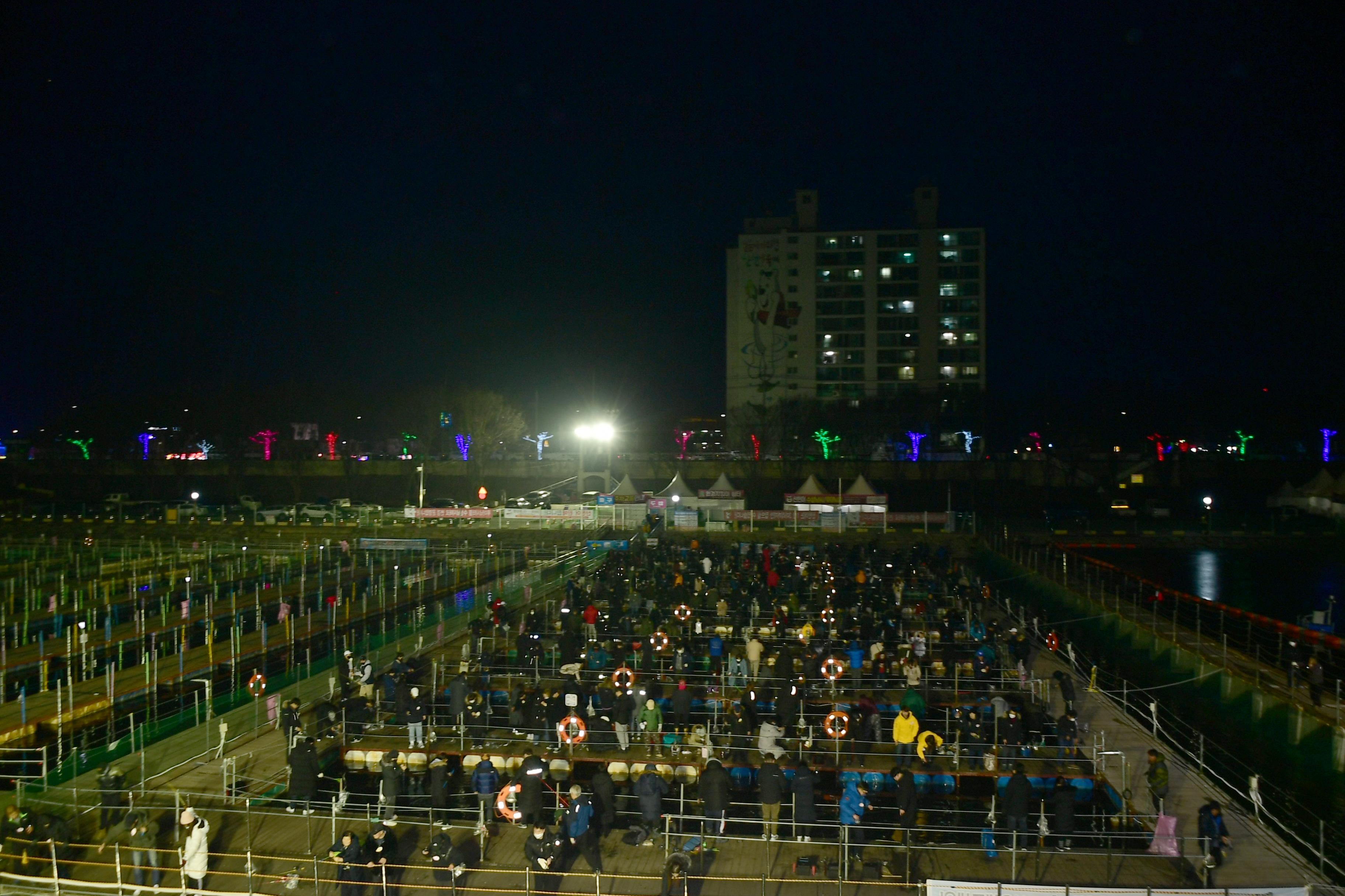 2020 화천산천어축제 산천어 수상낚시터 전경 의 사진