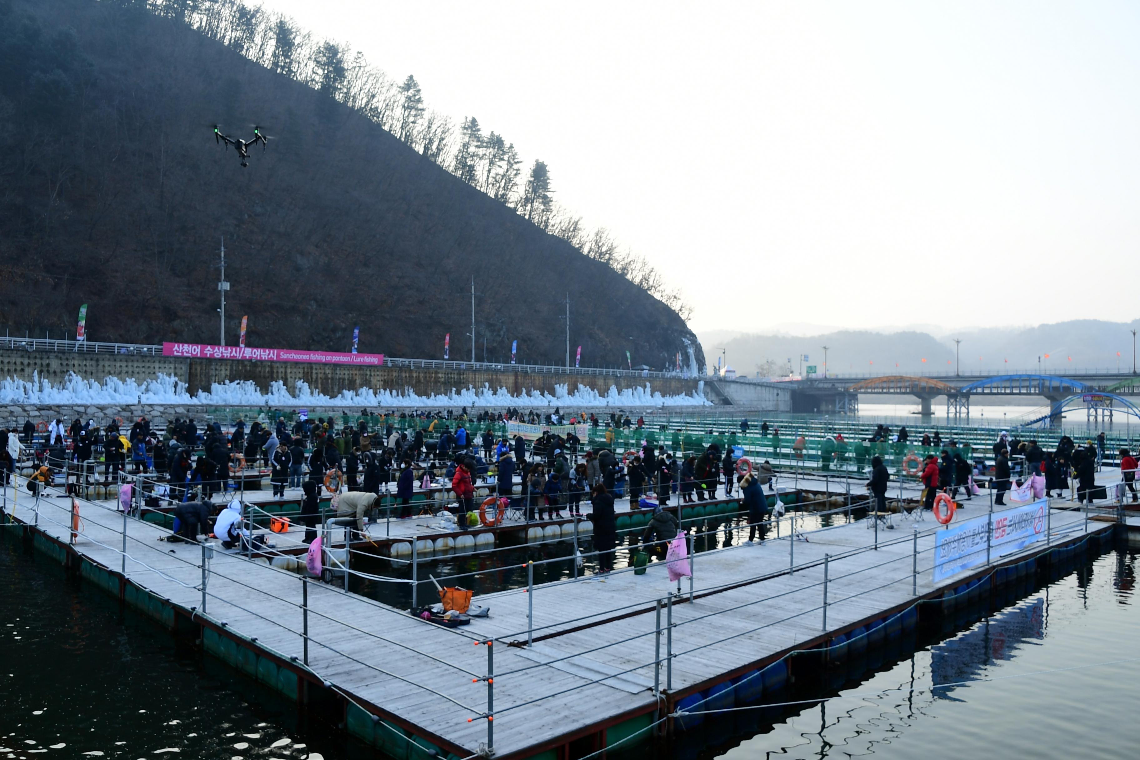 2020 화천산천어축제 산천어 수상낚시터 전경 의 사진