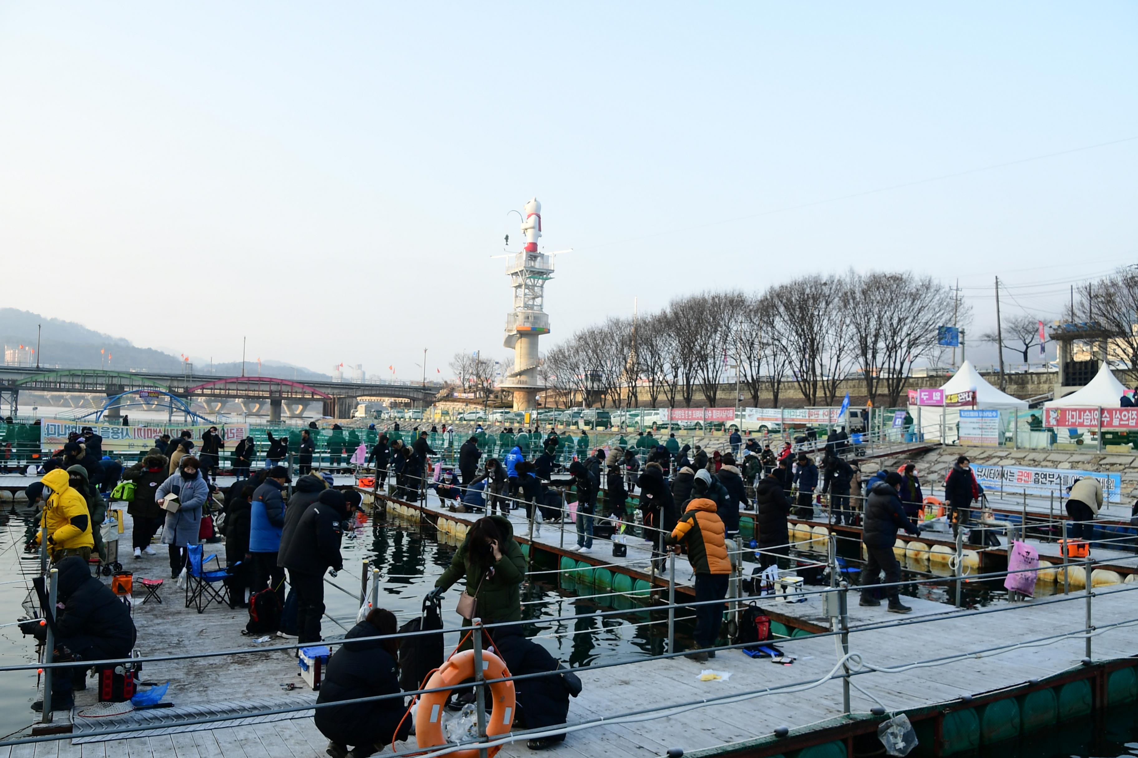 2020 화천산천어축제 산천어 수상낚시터 전경 의 사진