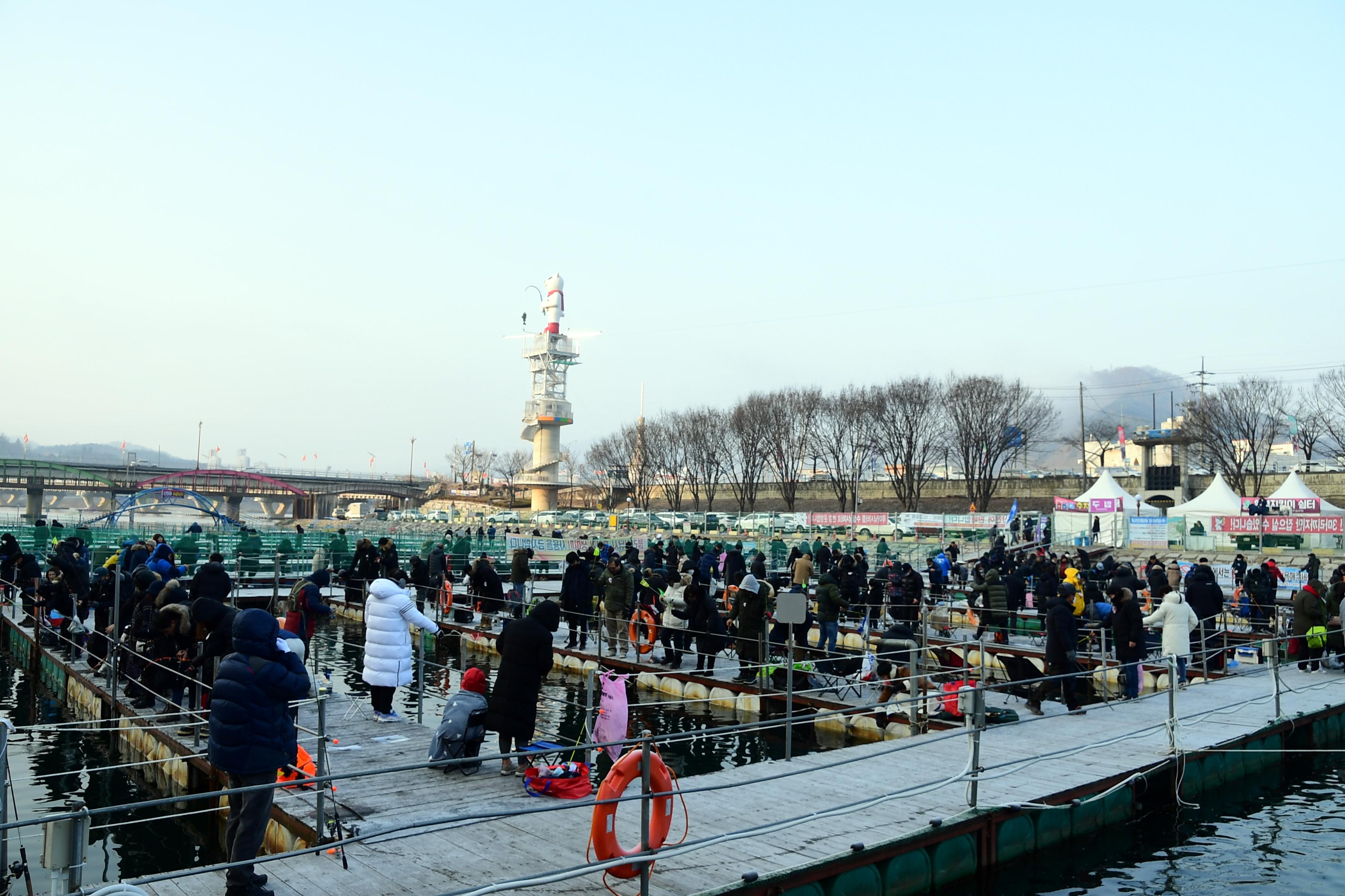 2020 화천산천어축제 산천어 수상낚시터 전경 의 사진