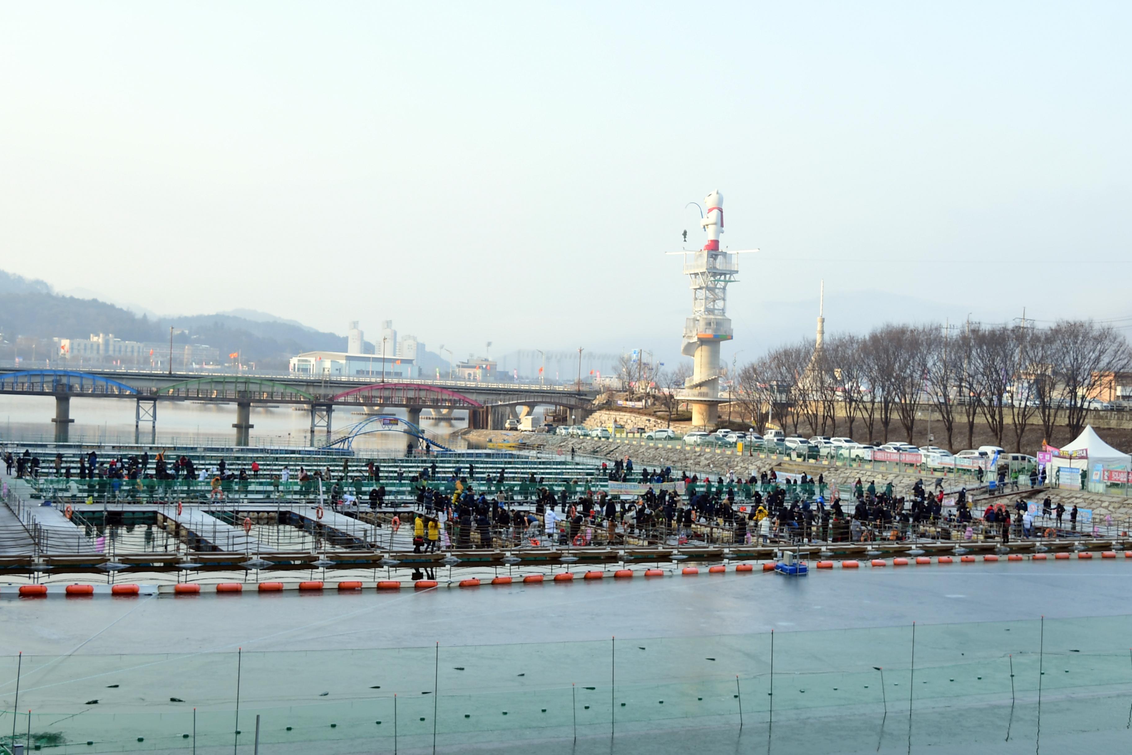 2020 화천산천어축제 산천어 수상낚시터 전경 의 사진