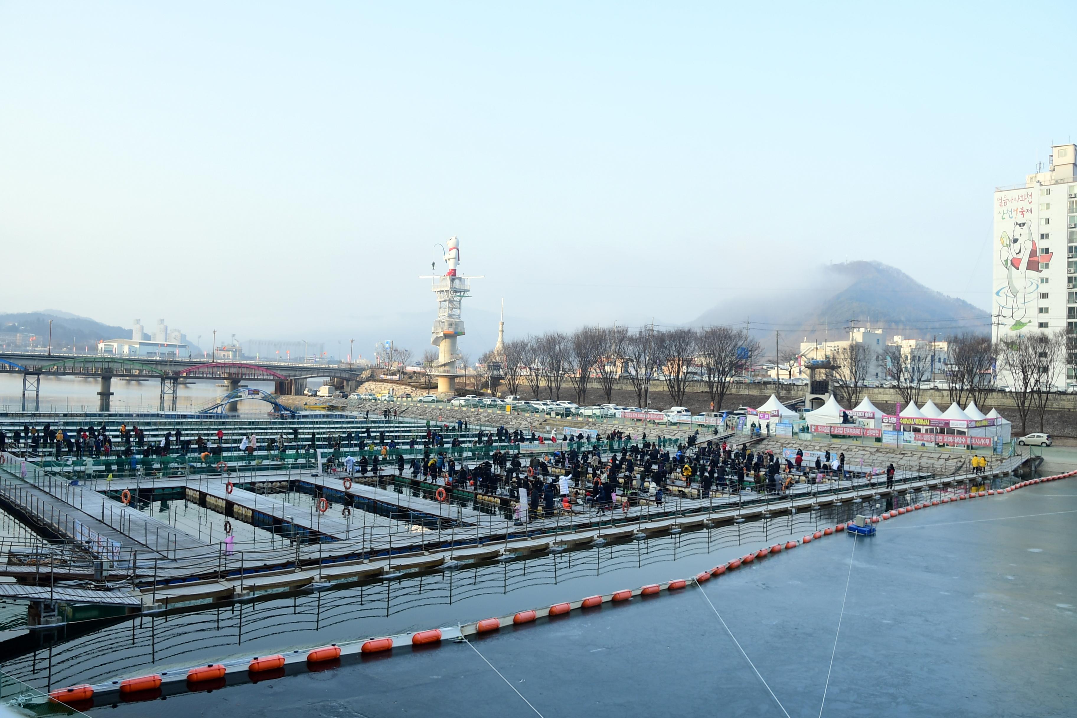 2020 화천산천어축제 산천어 수상낚시터 전경 의 사진