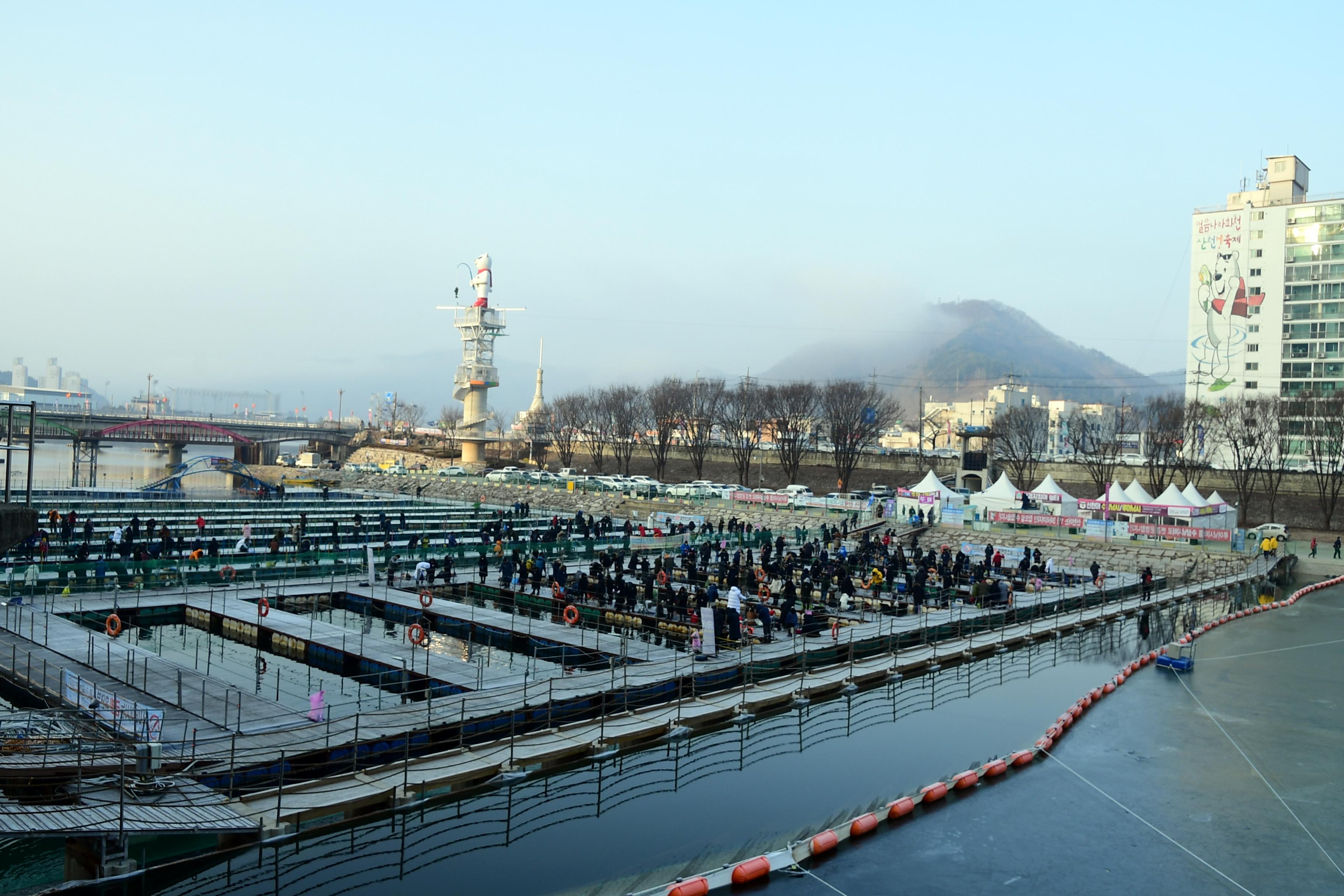 2020 화천산천어축제 산천어 수상낚시터 전경 의 사진