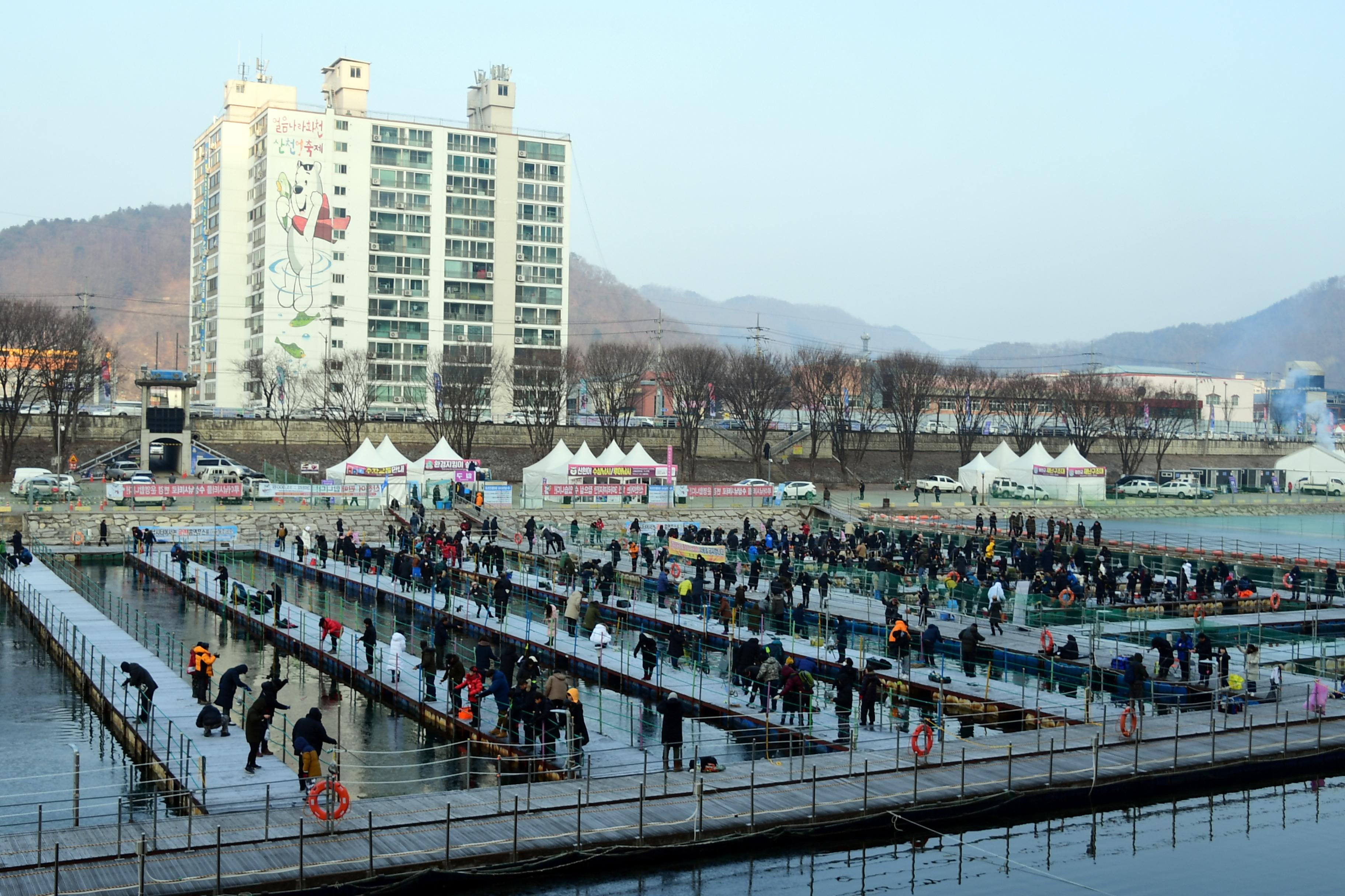 2020 화천산천어축제 산천어 수상낚시터 전경 의 사진