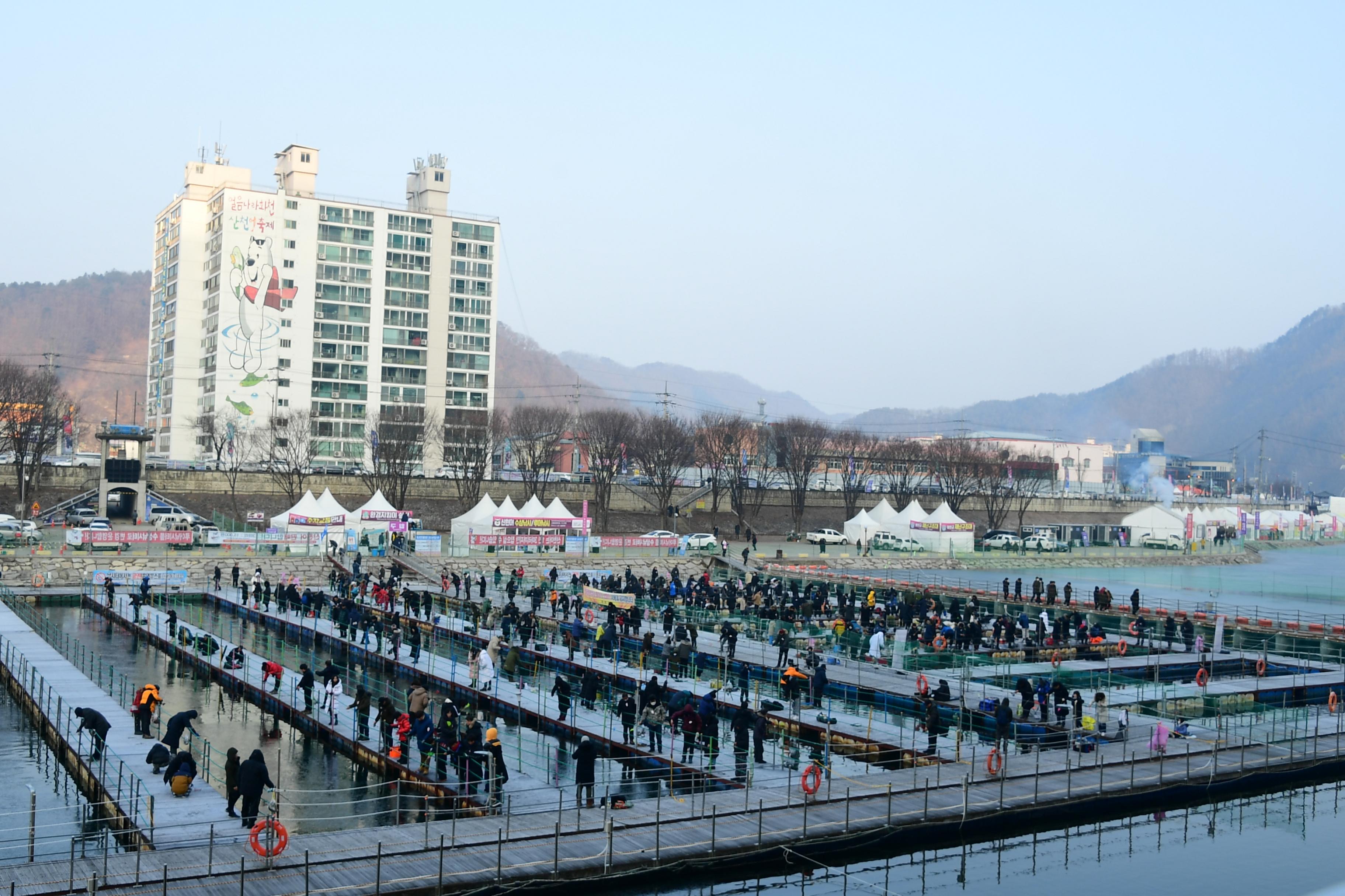 2020 화천산천어축제 산천어 수상낚시터 전경 의 사진