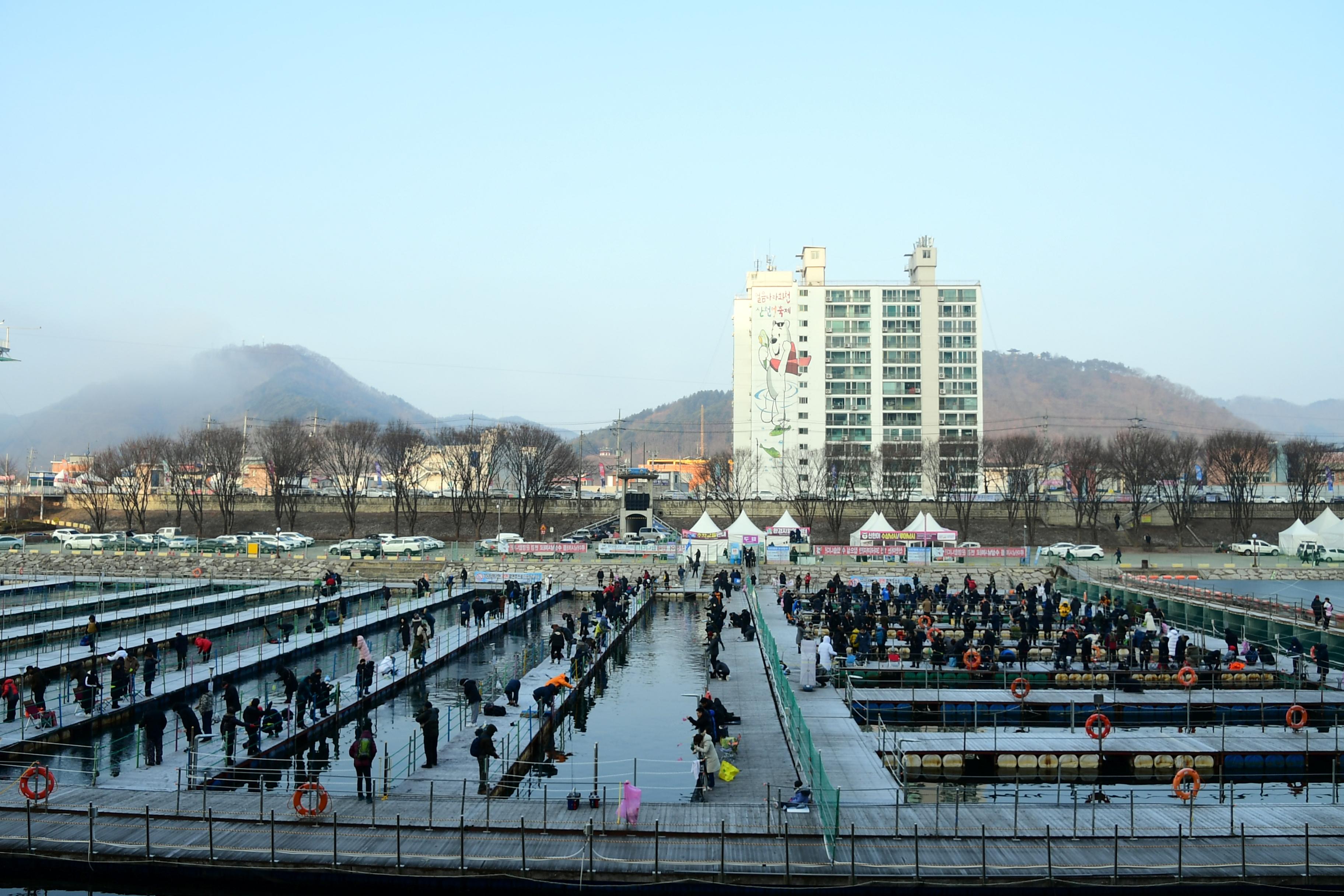 2020 화천산천어축제 산천어 수상낚시터 전경 의 사진