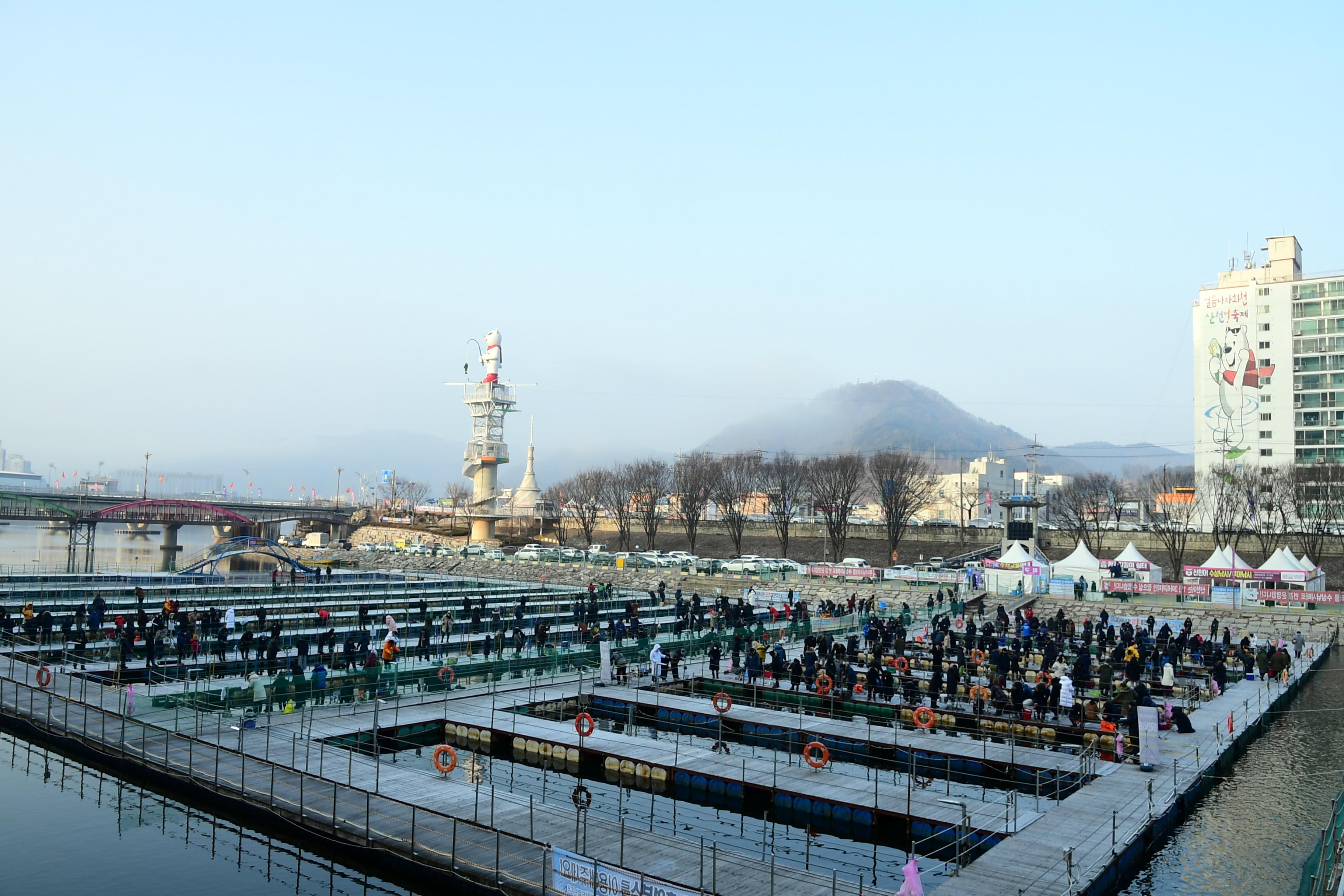 2020 화천산천어축제 산천어 수상낚시터 전경 의 사진