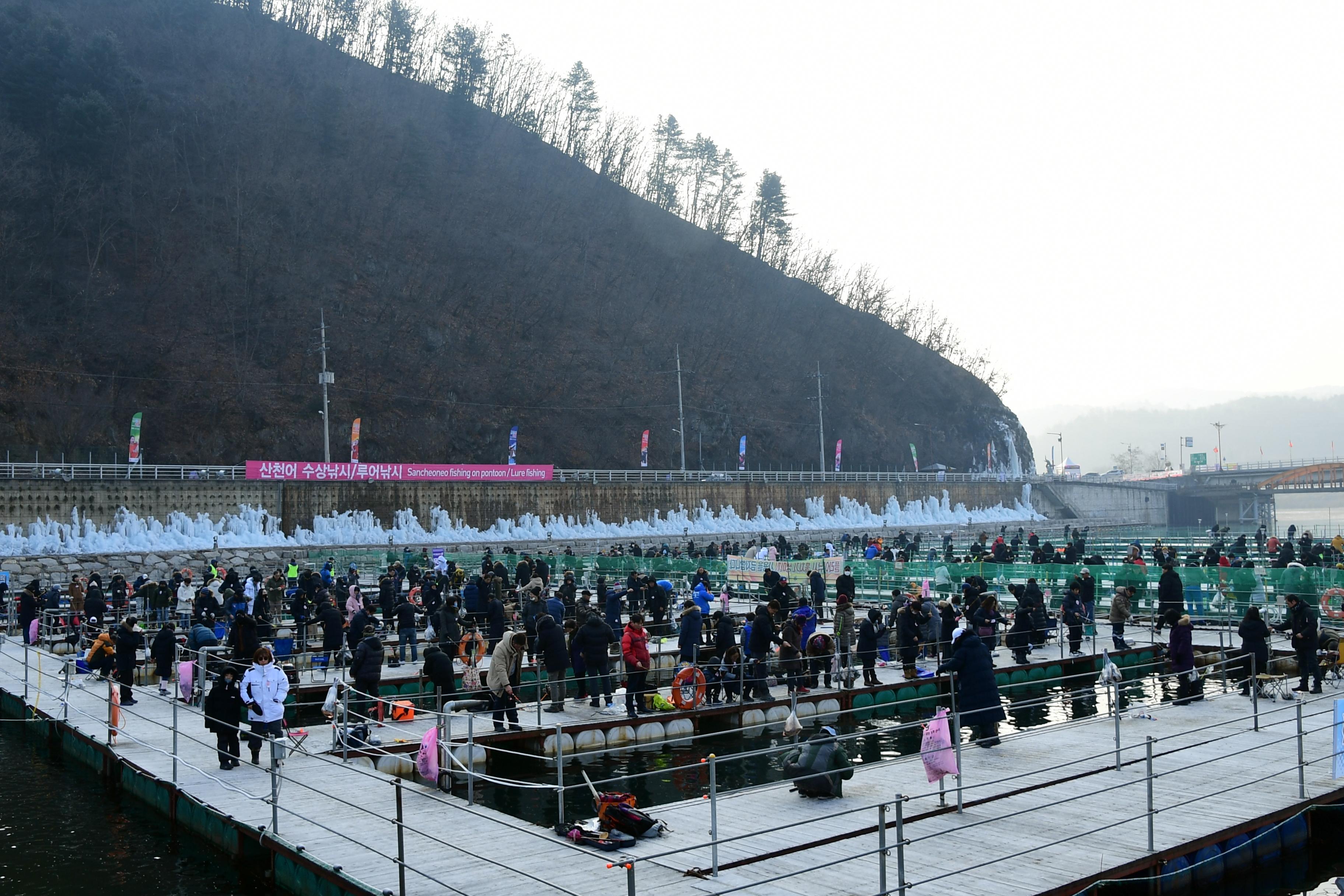 2020 화천산천어축제 산천어 수상낚시터 전경 의 사진