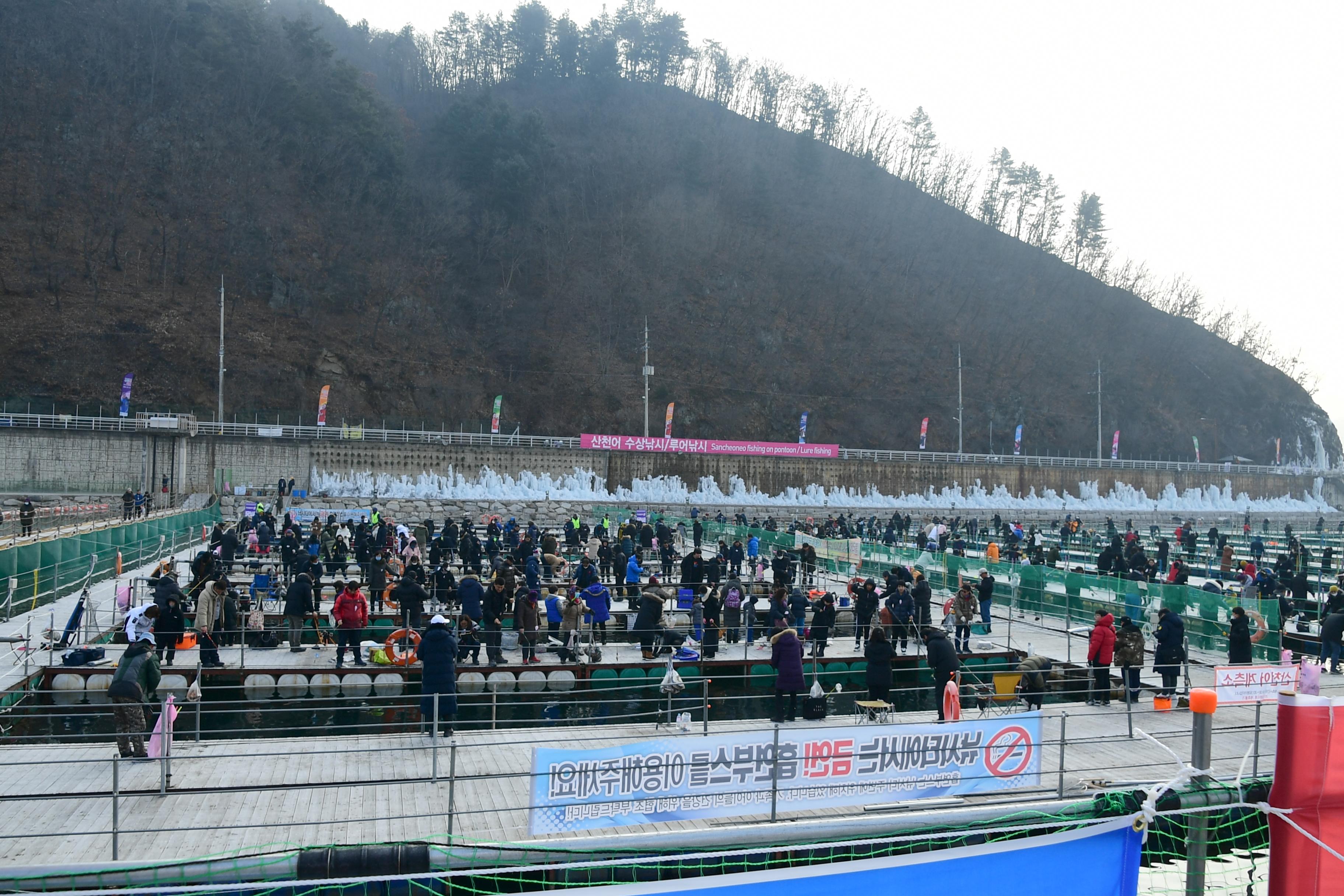 2020 화천산천어축제 산천어 수상낚시터 전경 의 사진