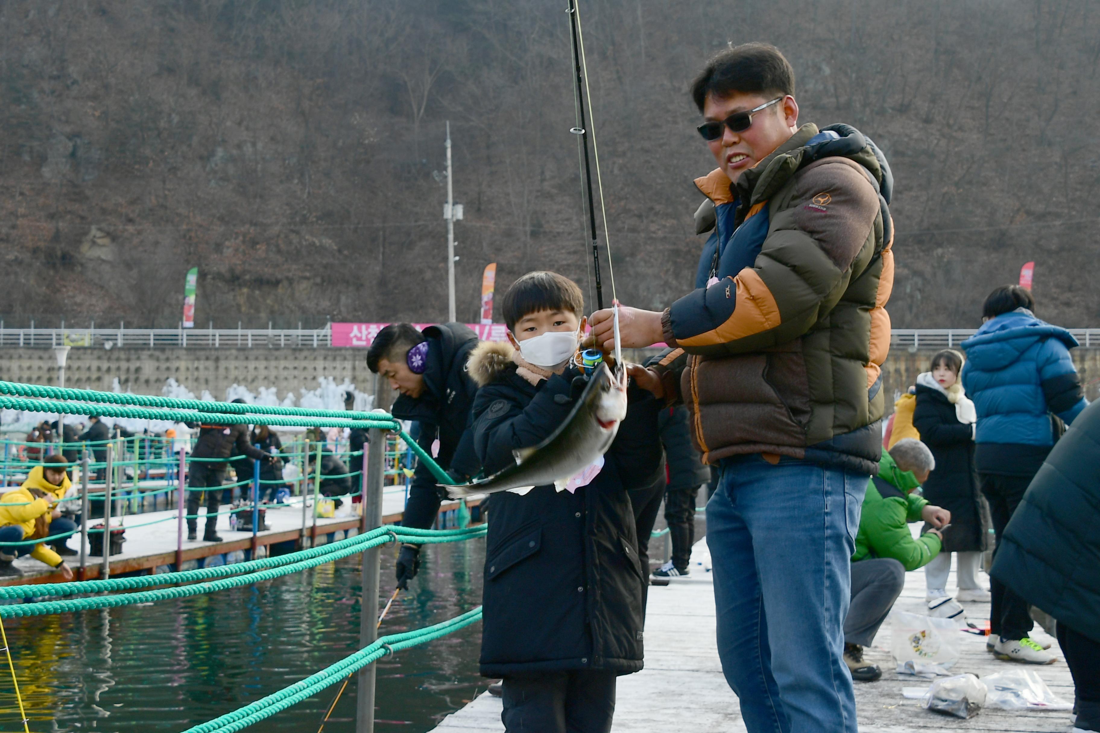 2020 화천산천어축제 산천어 수상낚시터 전경 의 사진