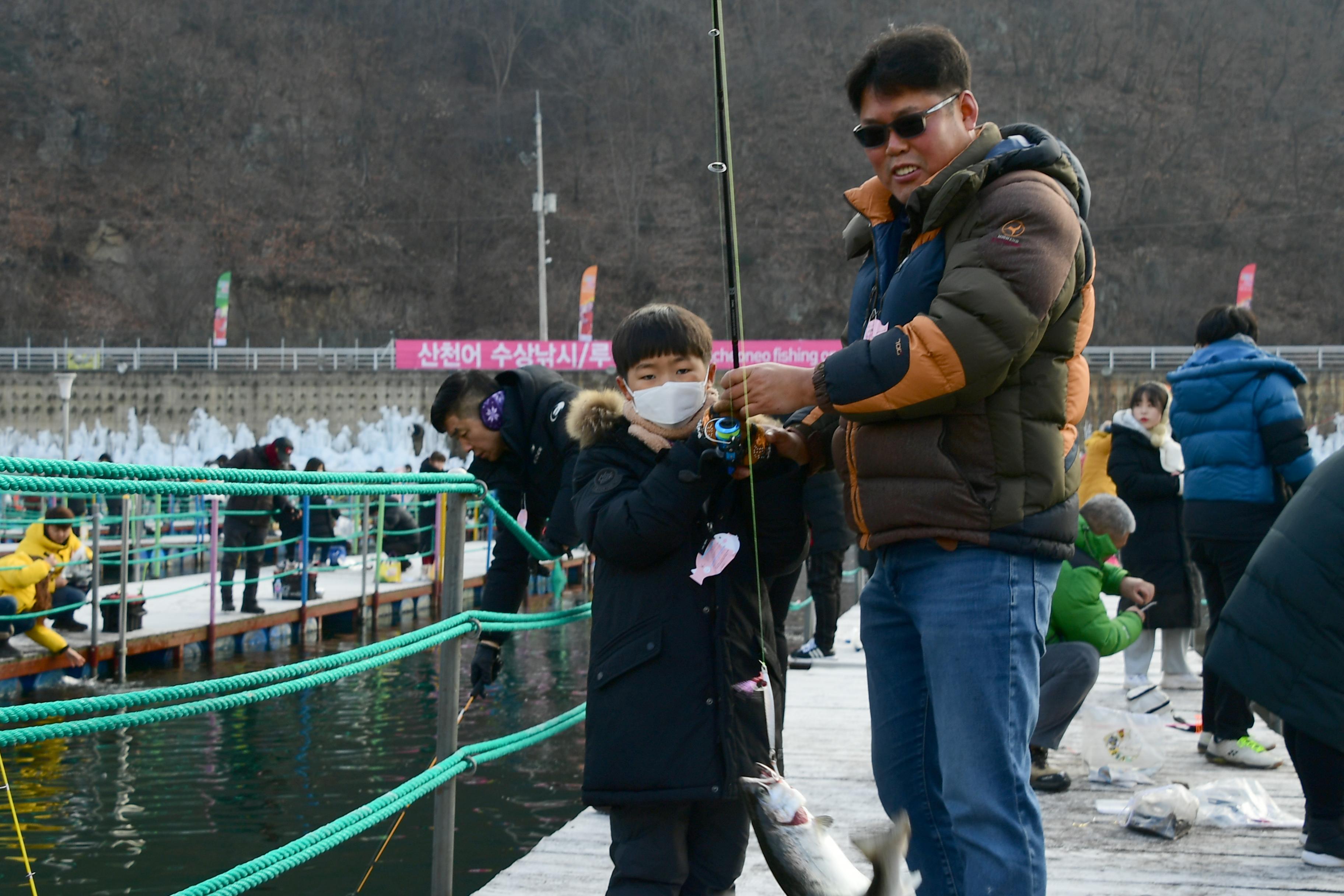 2020 화천산천어축제 산천어 수상낚시터 전경 의 사진