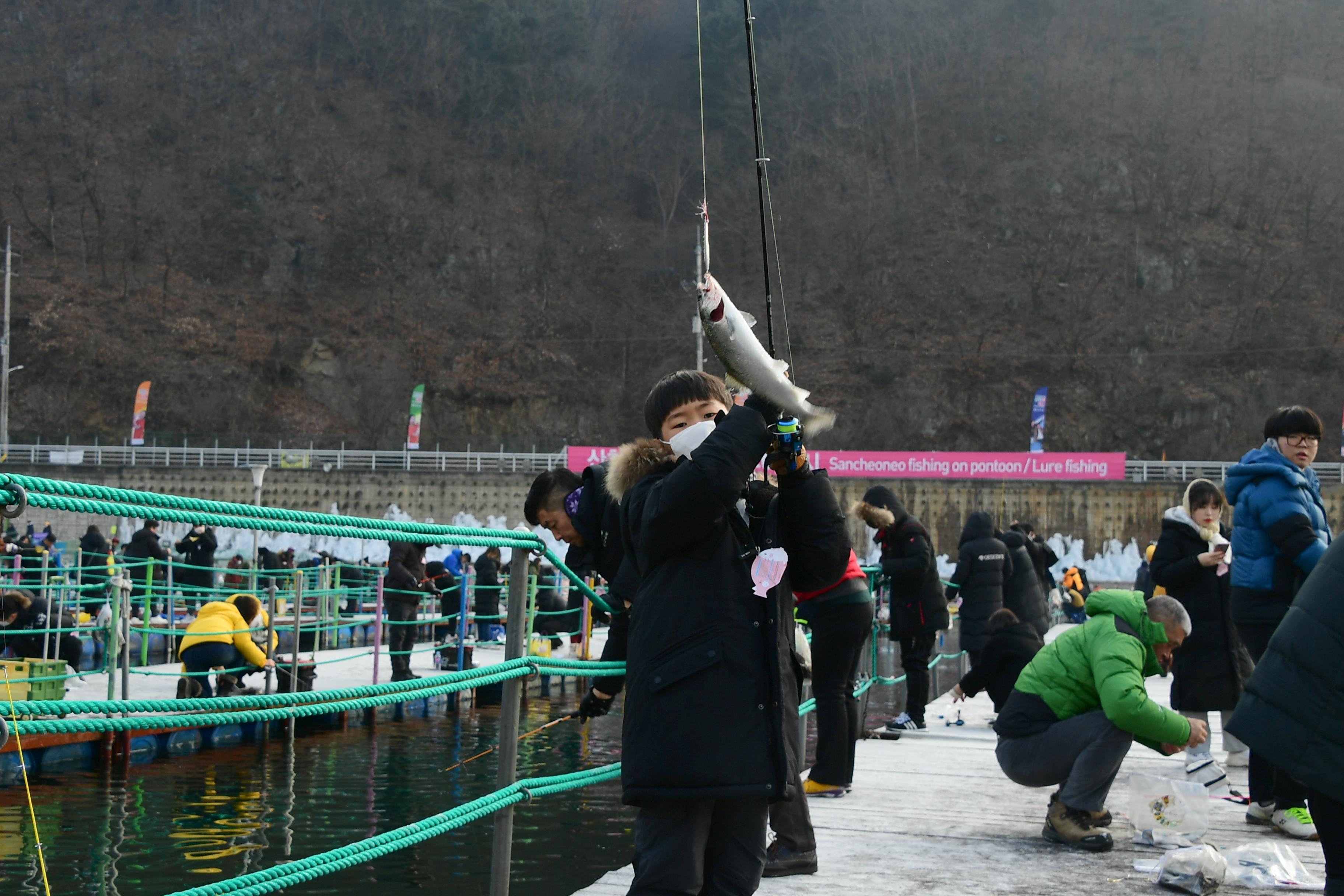 2020 화천산천어축제 산천어 수상낚시터 전경 의 사진