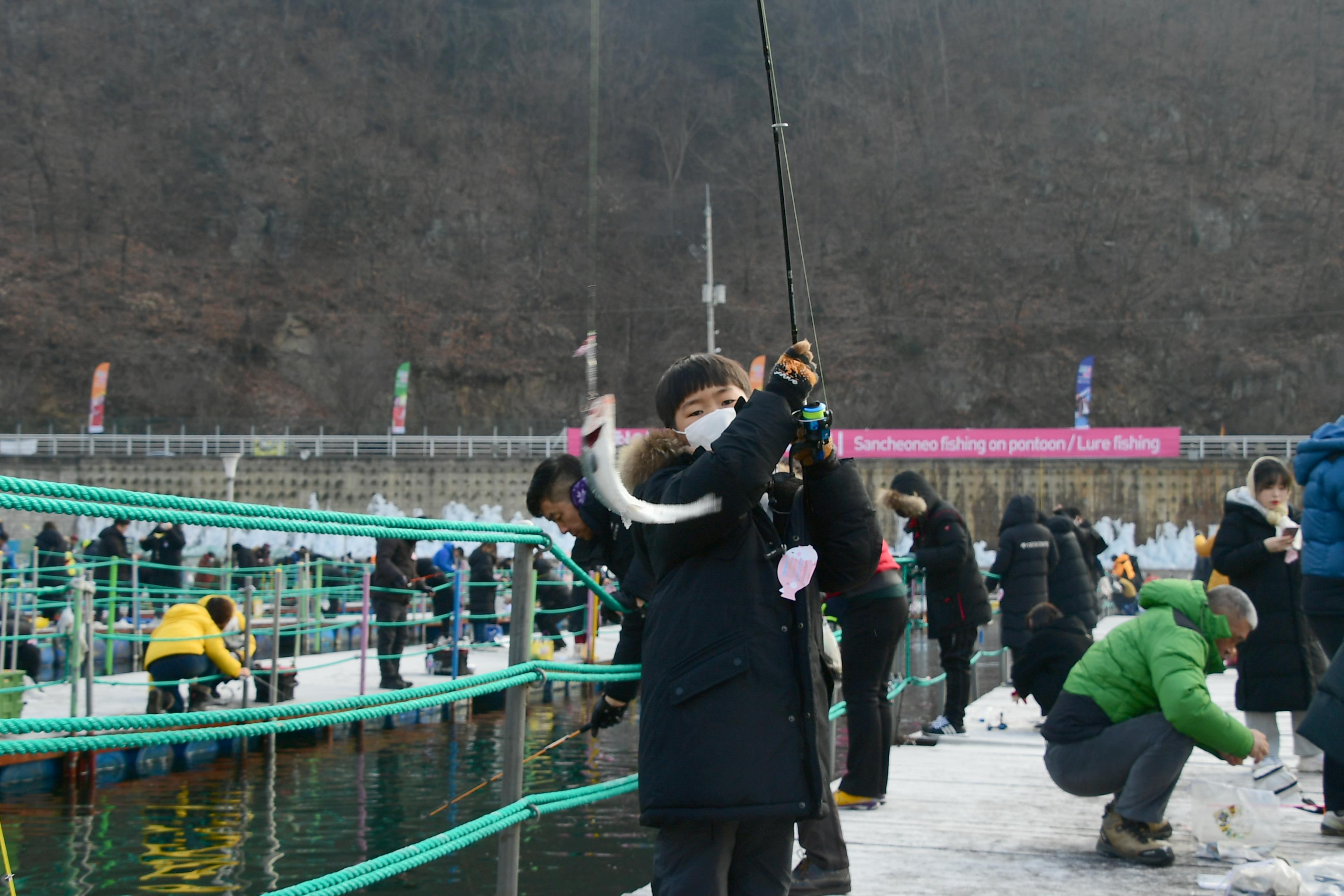 2020 화천산천어축제 산천어 수상낚시터 전경 의 사진