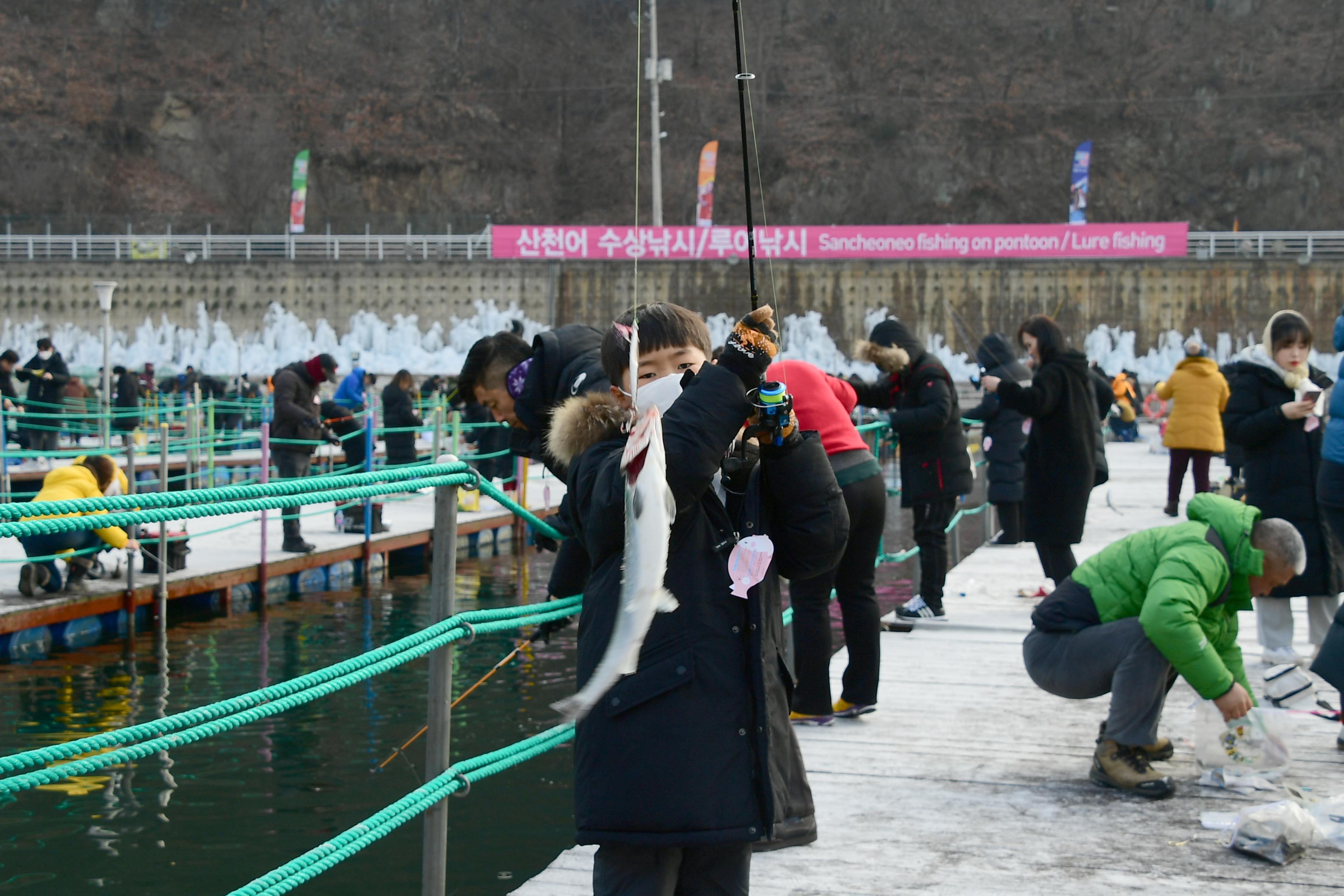 2020 화천산천어축제 산천어 수상낚시터 전경 의 사진