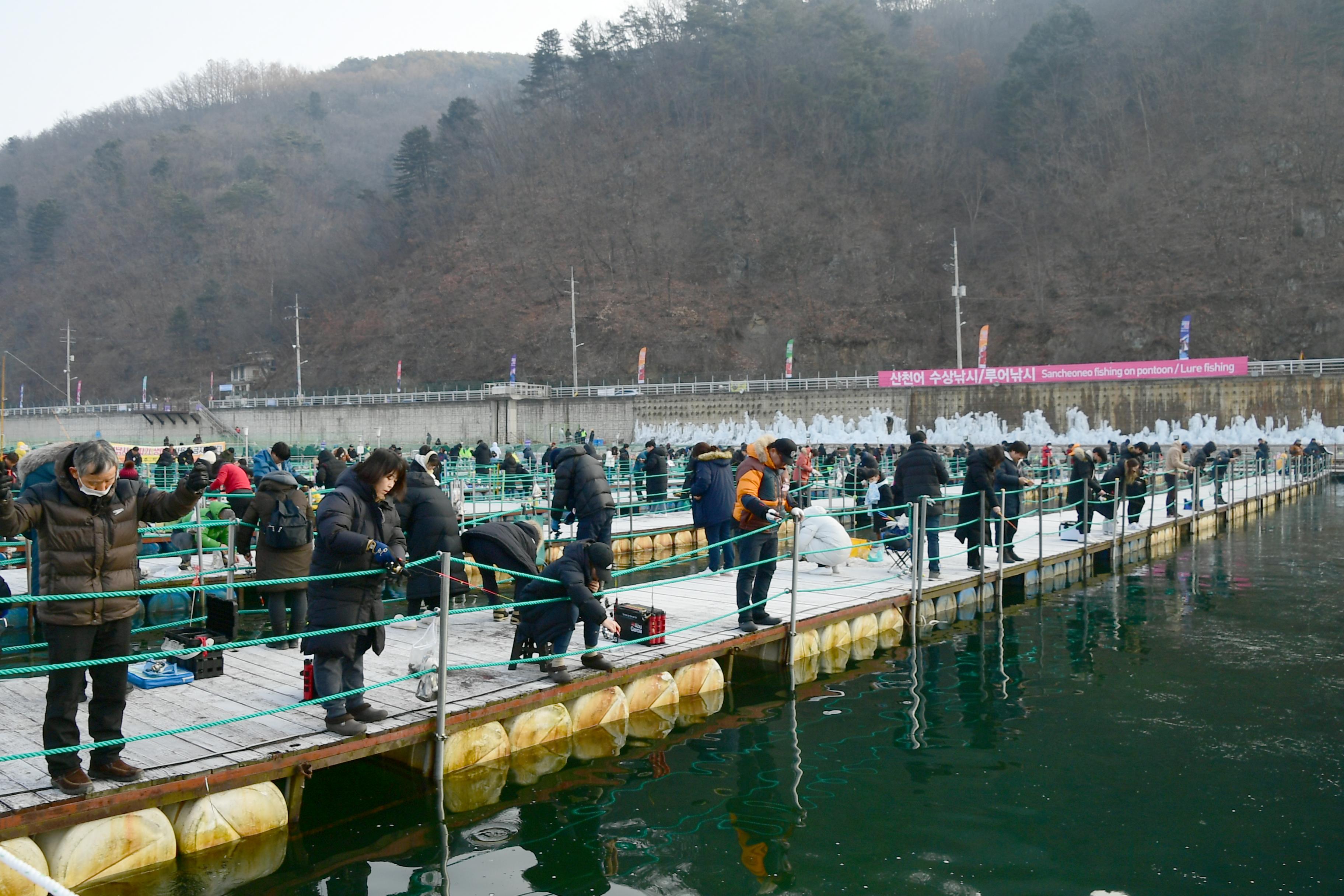 2020 화천산천어축제 산천어 수상낚시터 전경 의 사진