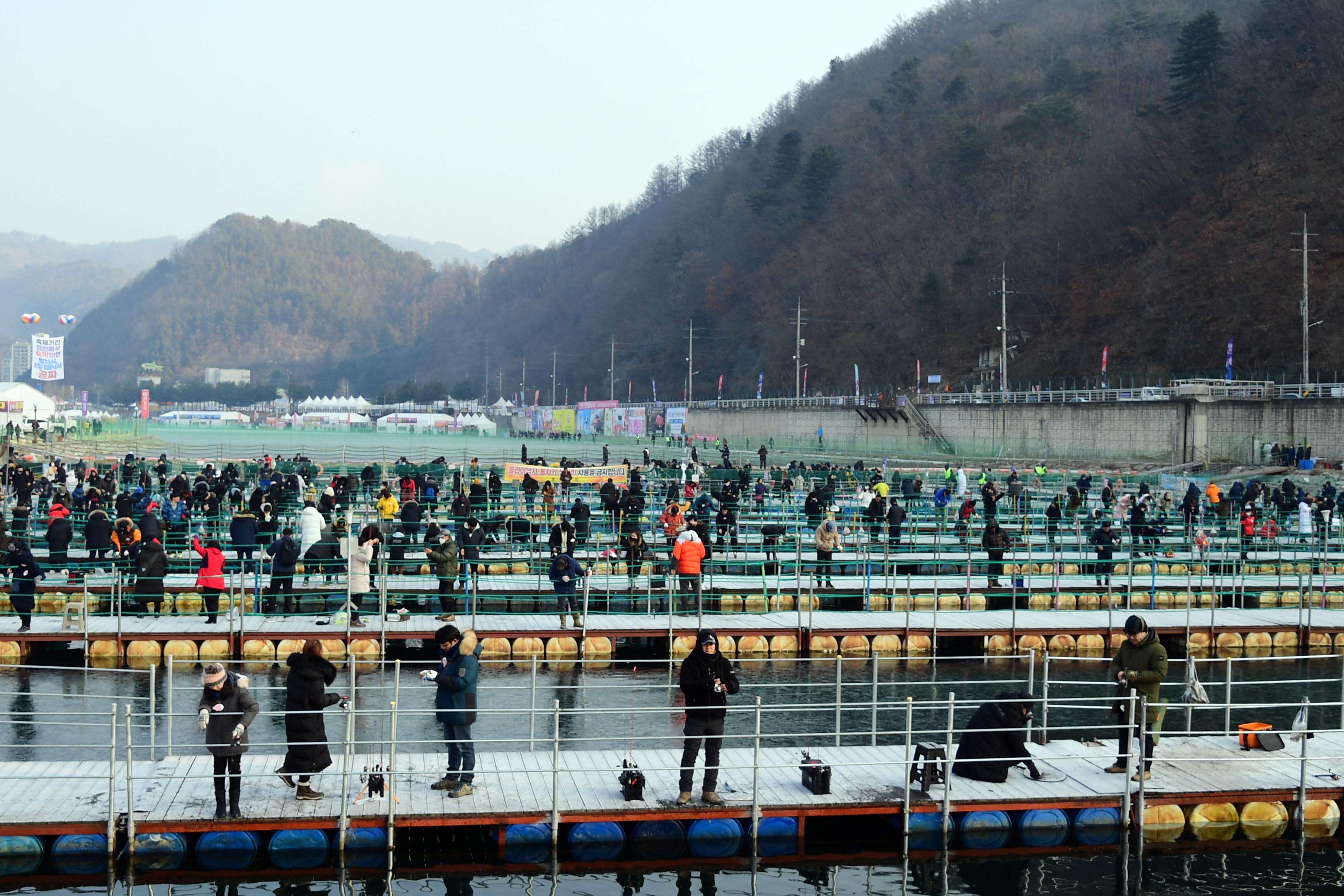 2020 화천산천어축제 산천어 수상낚시터 전경 의 사진