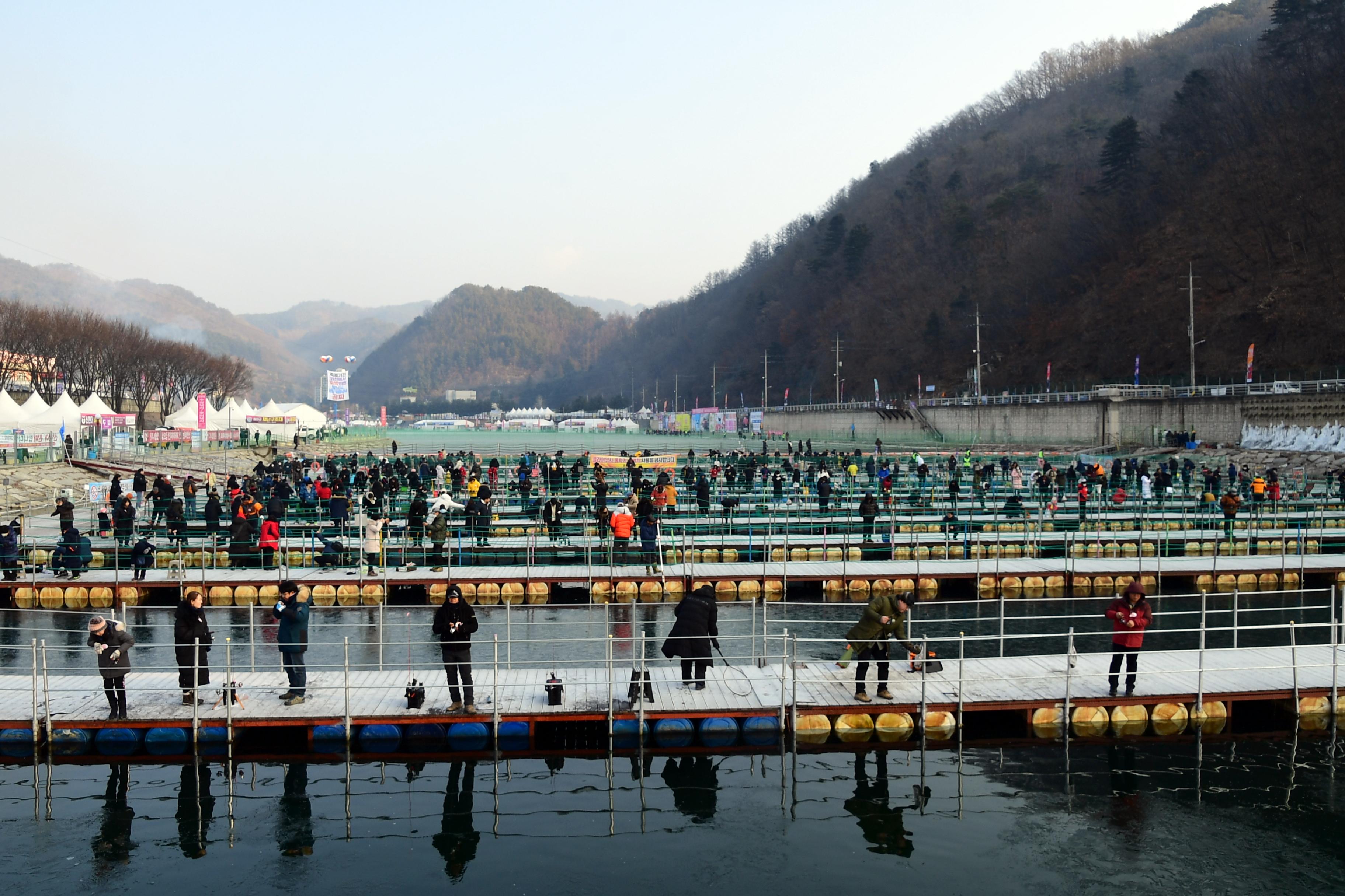 2020 화천산천어축제 산천어 수상낚시터 전경 의 사진