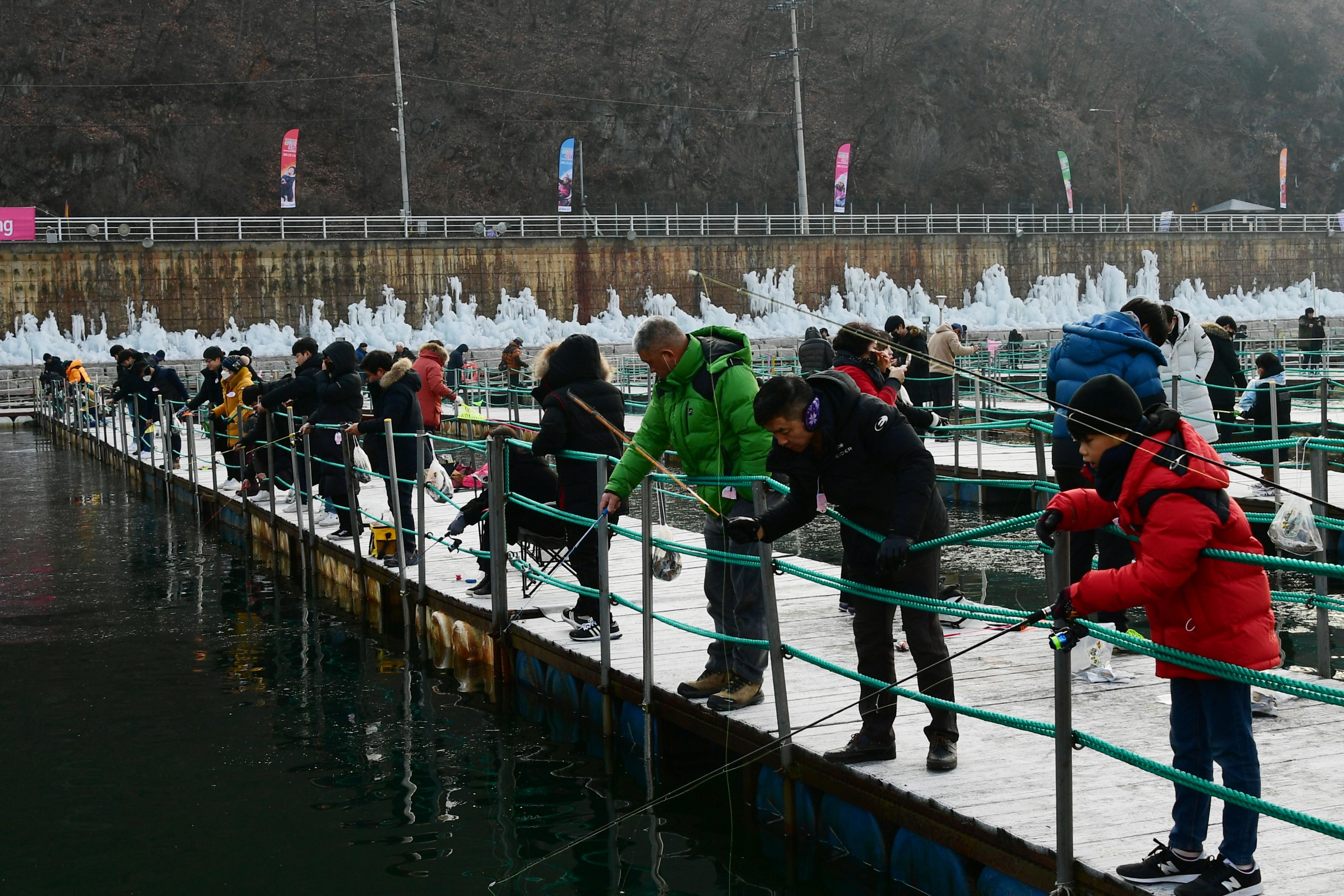 2020 화천산천어축제 산천어 수상낚시터 전경 의 사진