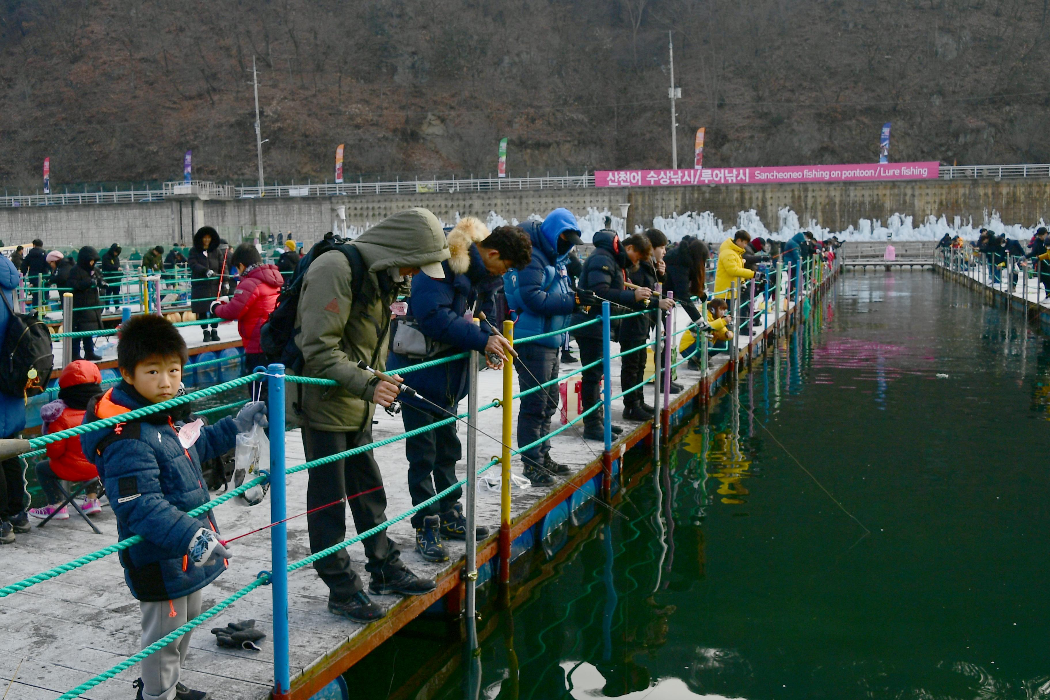 2020 화천산천어축제 산천어 수상낚시터 전경 의 사진