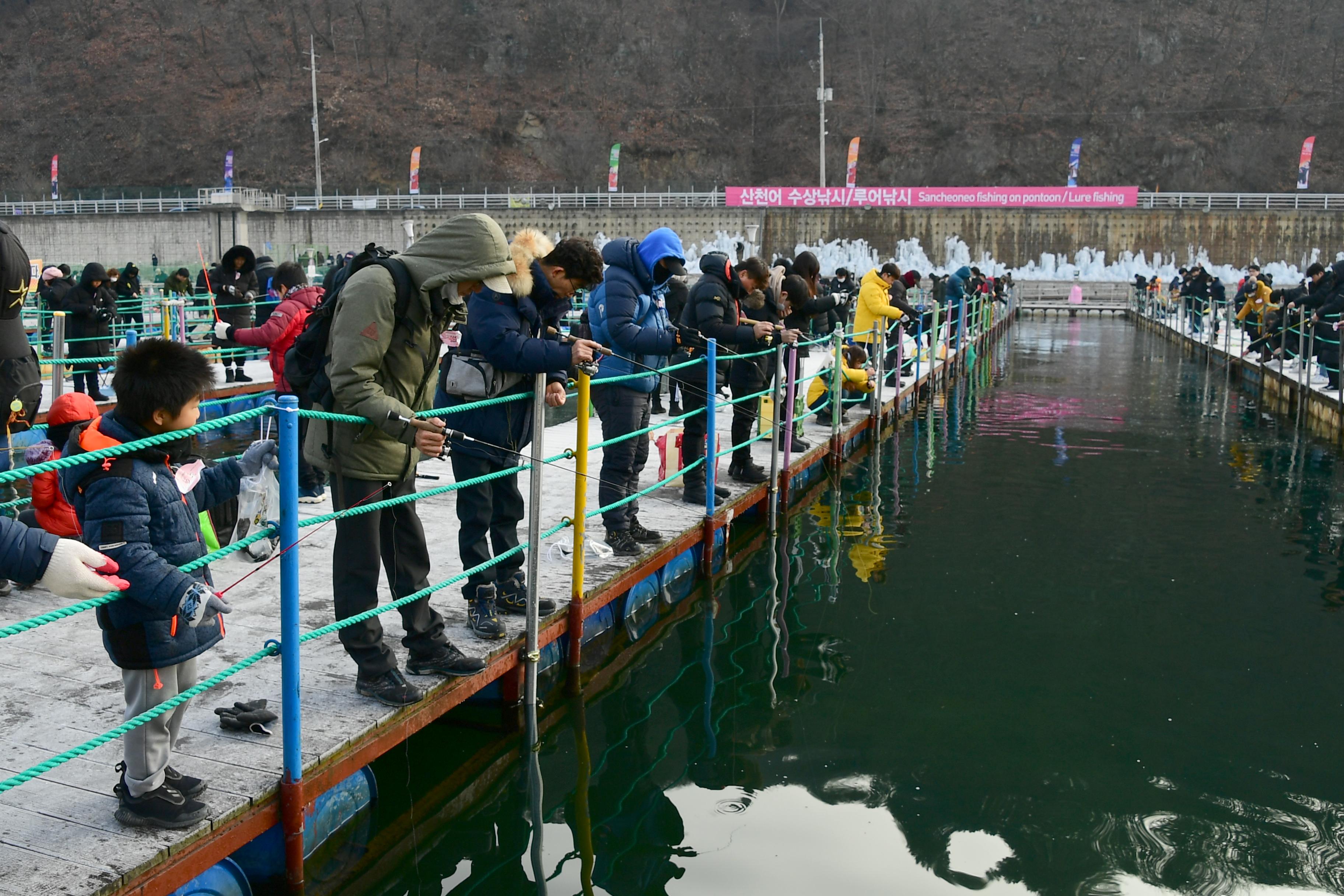 2020 화천산천어축제 산천어 수상낚시터 전경 의 사진