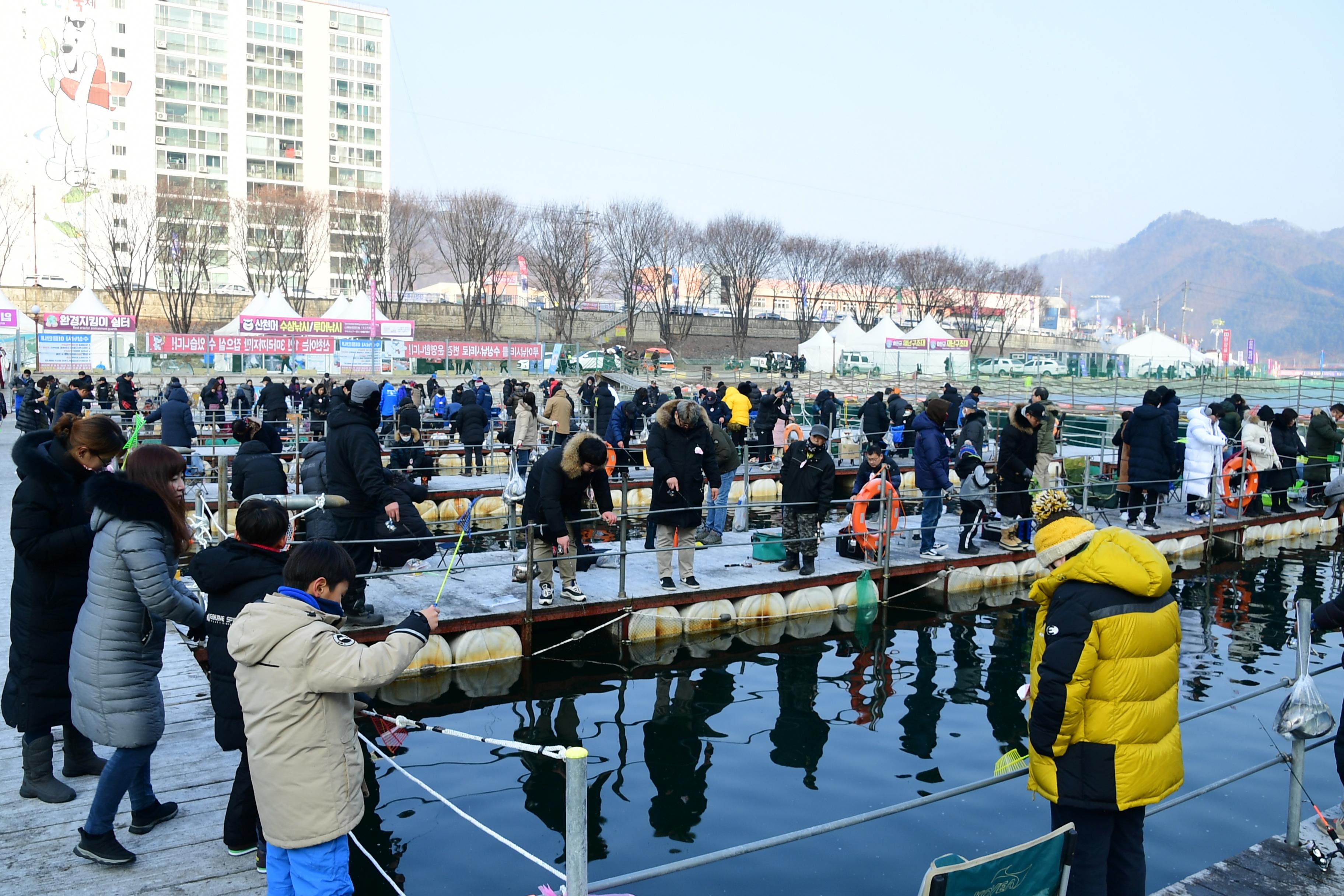 2020 화천산천어축제 산천어 수상낚시터 전경 의 사진