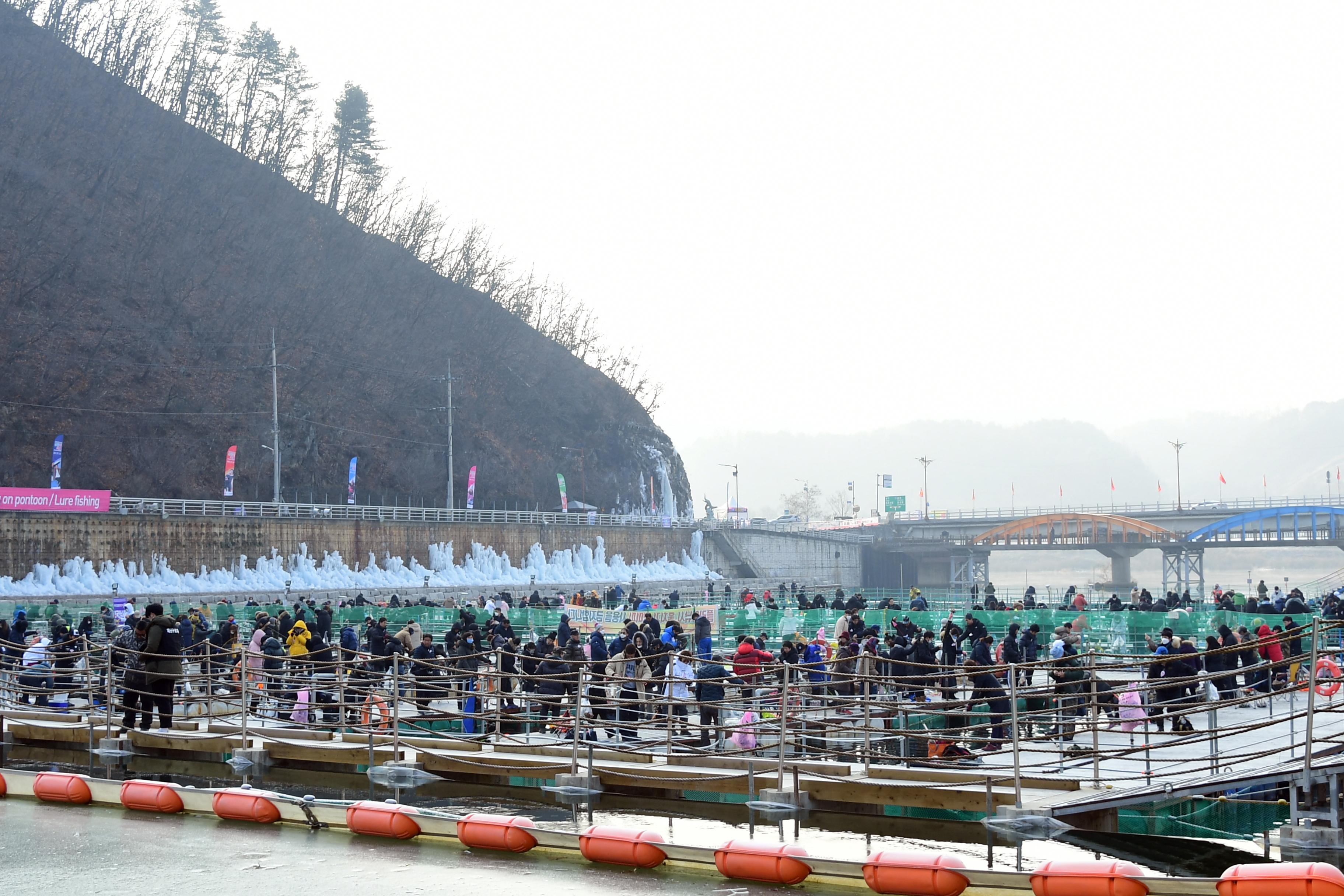 2020 화천산천어축제 산천어 수상낚시터 전경 의 사진