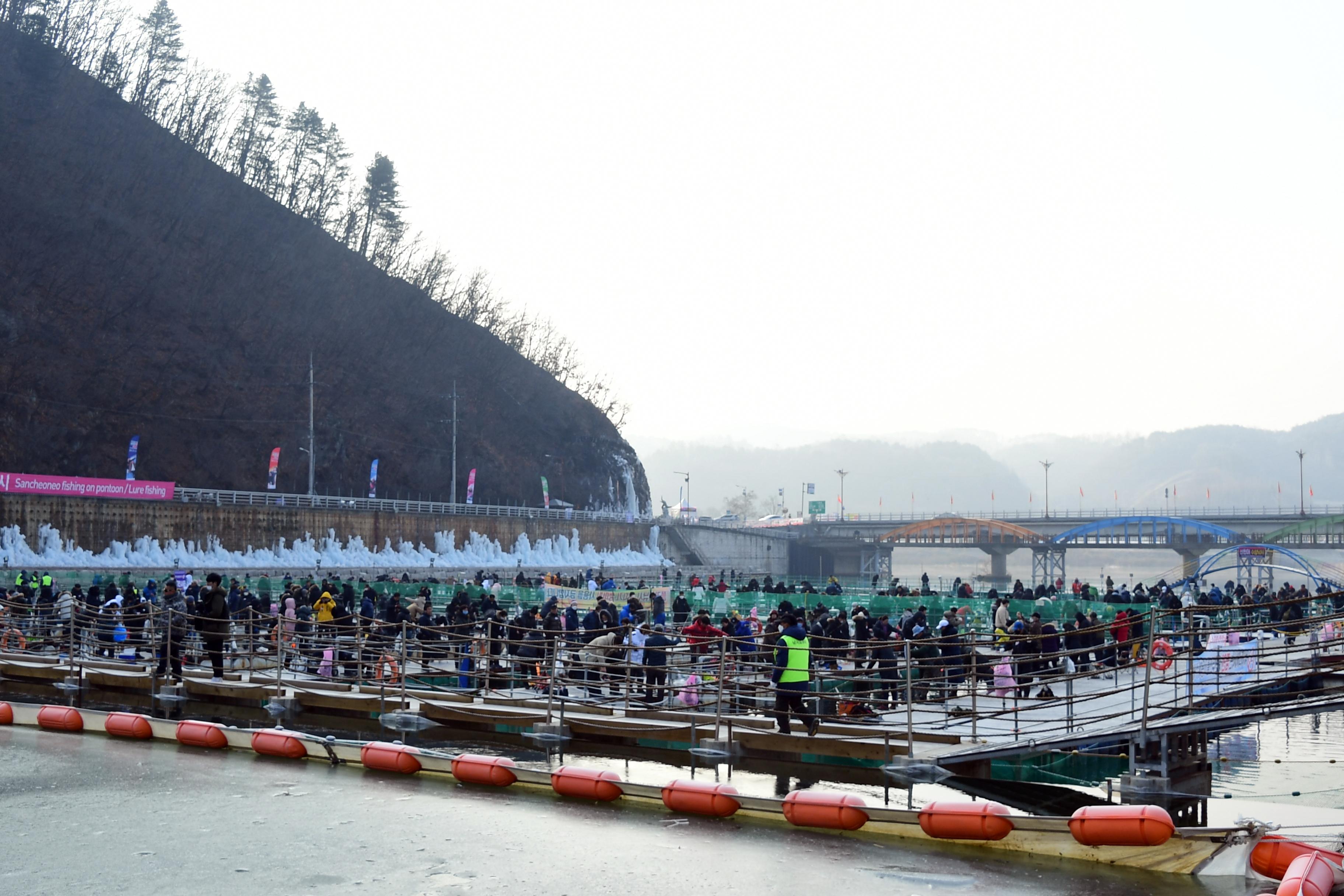 2020 화천산천어축제 산천어 수상낚시터 전경 의 사진