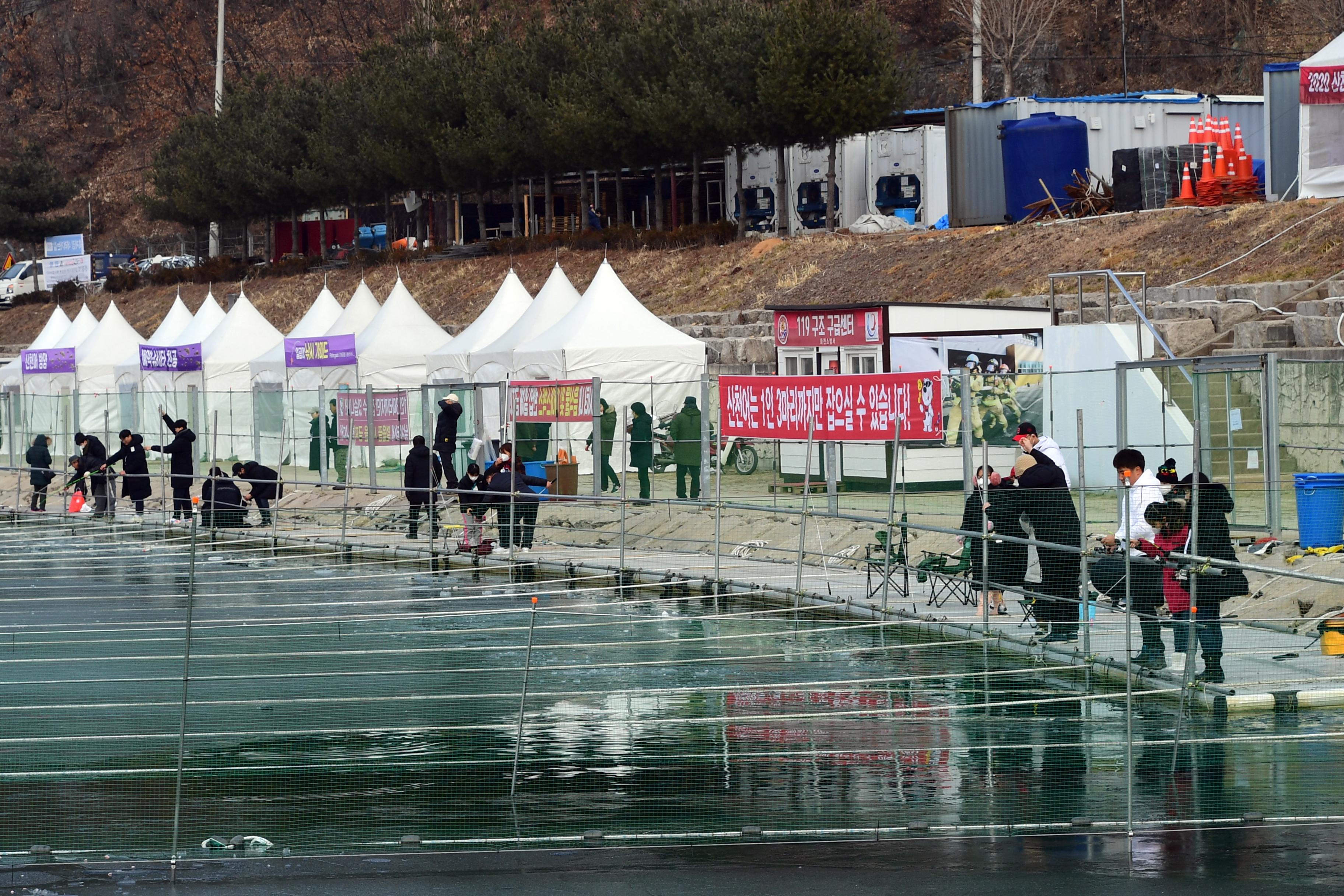 2020 화천산천어축제 산천어 수상낚시터 전경 의 사진