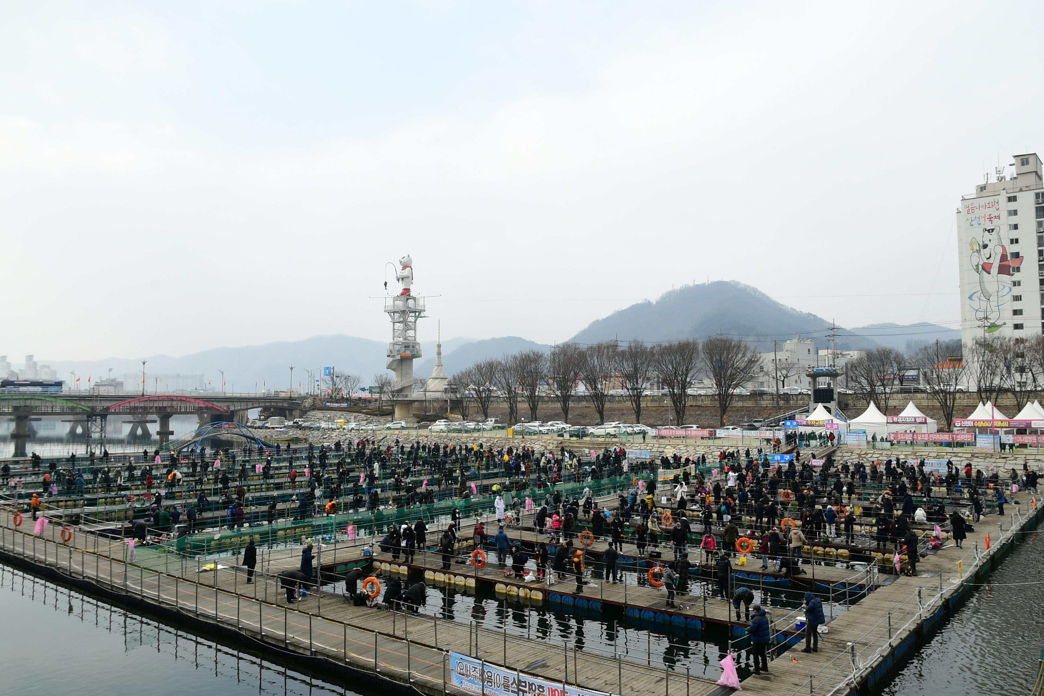 2020 화천산천어축제 산천어 수상낚시터 전경 의 사진