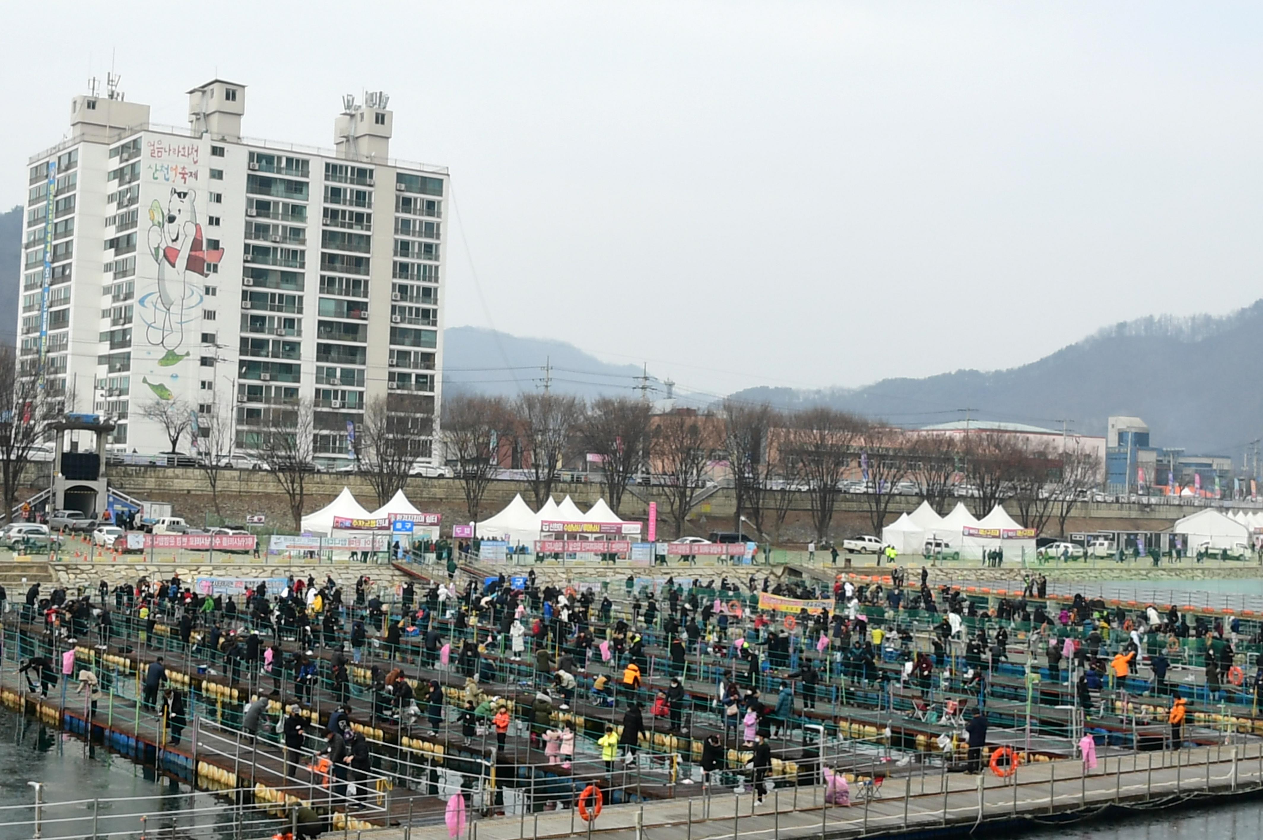 2020 화천산천어축제 산천어 수상낚시터 전경 의 사진