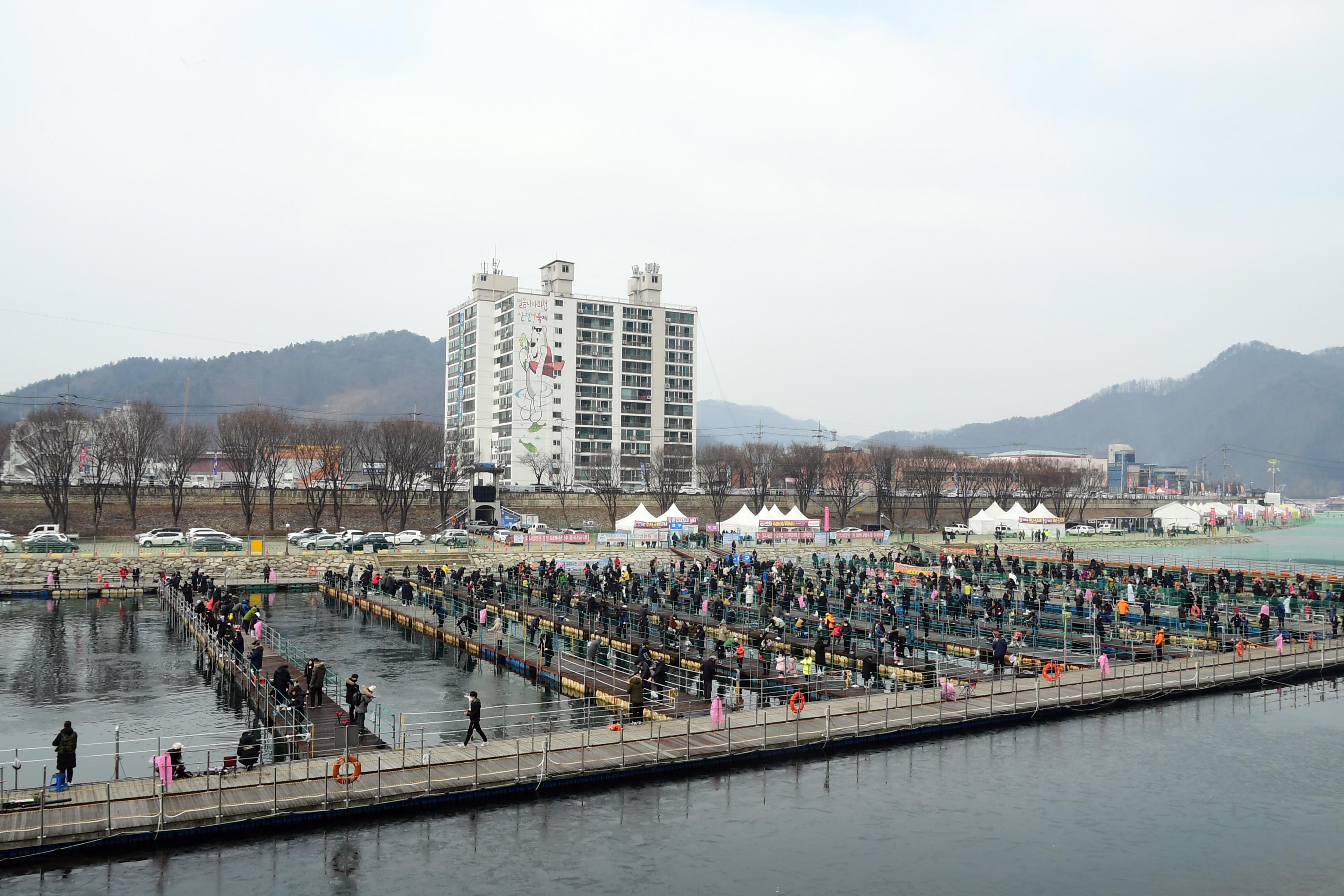 2020 화천산천어축제 산천어 수상낚시터 전경 의 사진