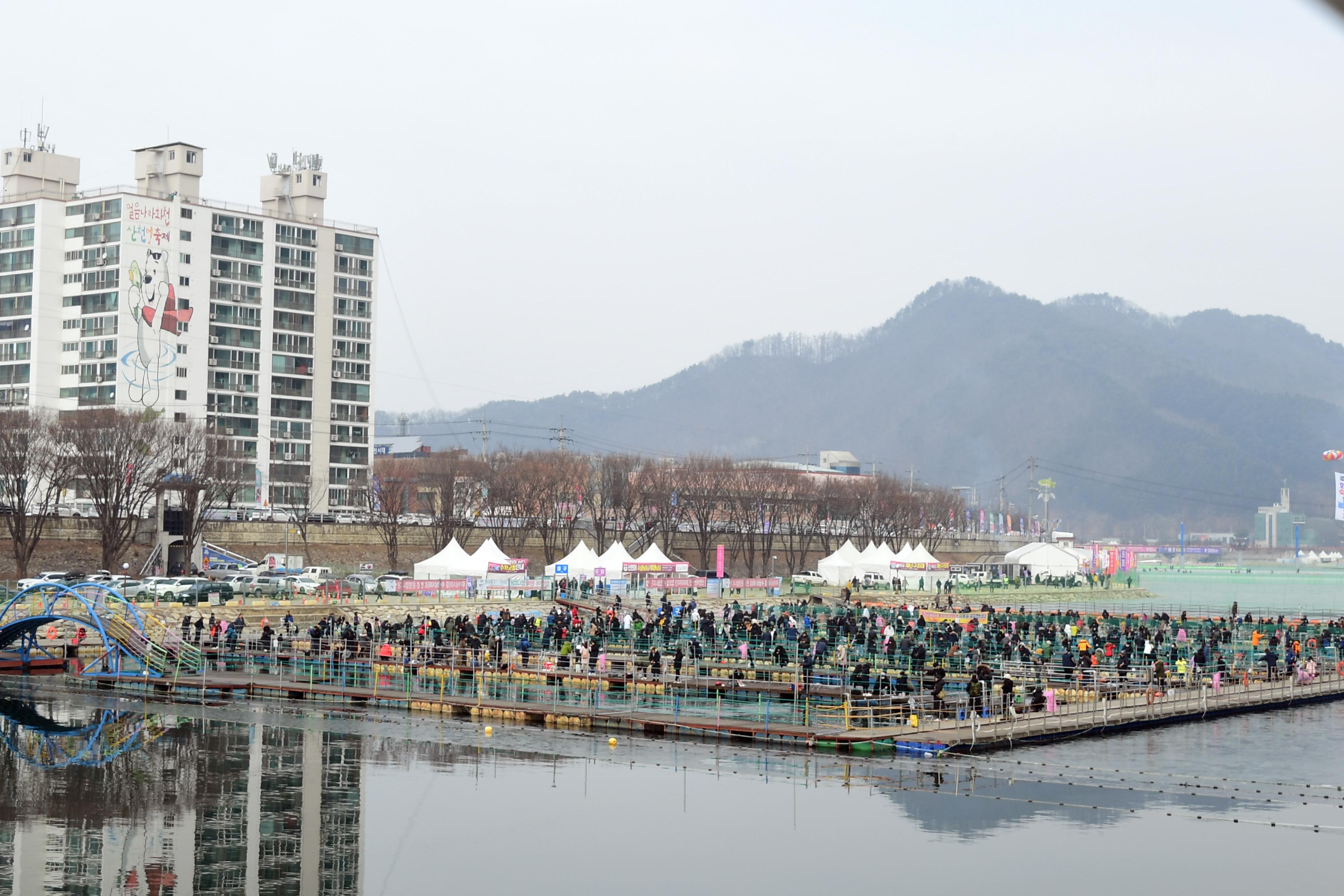 2020 화천산천어축제 산천어 수상낚시터 전경 의 사진