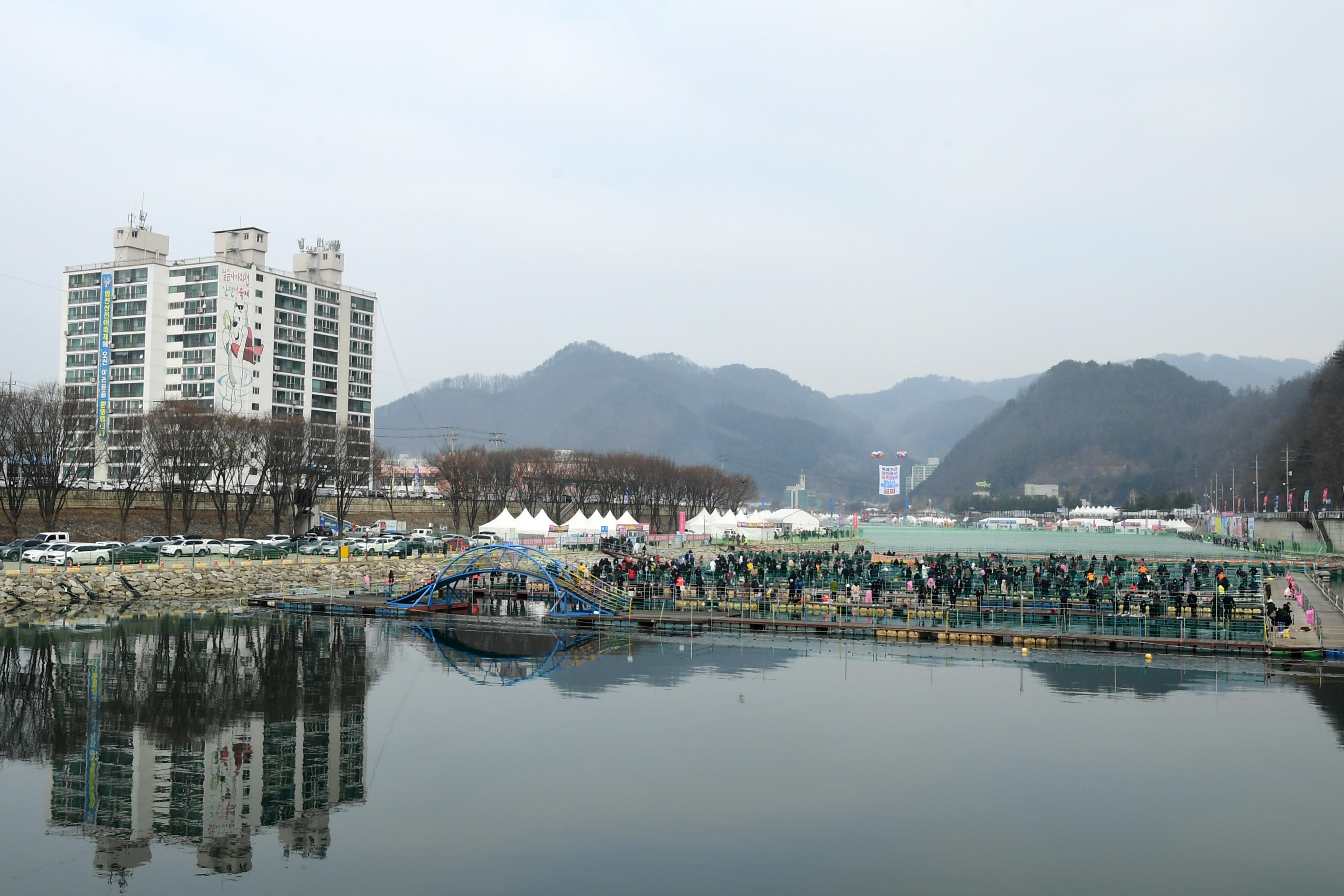 2020 화천산천어축제 산천어 수상낚시터 전경 의 사진